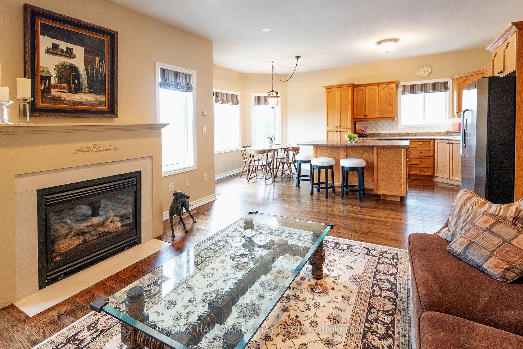 Photo 23 of 60 Crompton Drive, Barrie, Little Lake — HOMEH