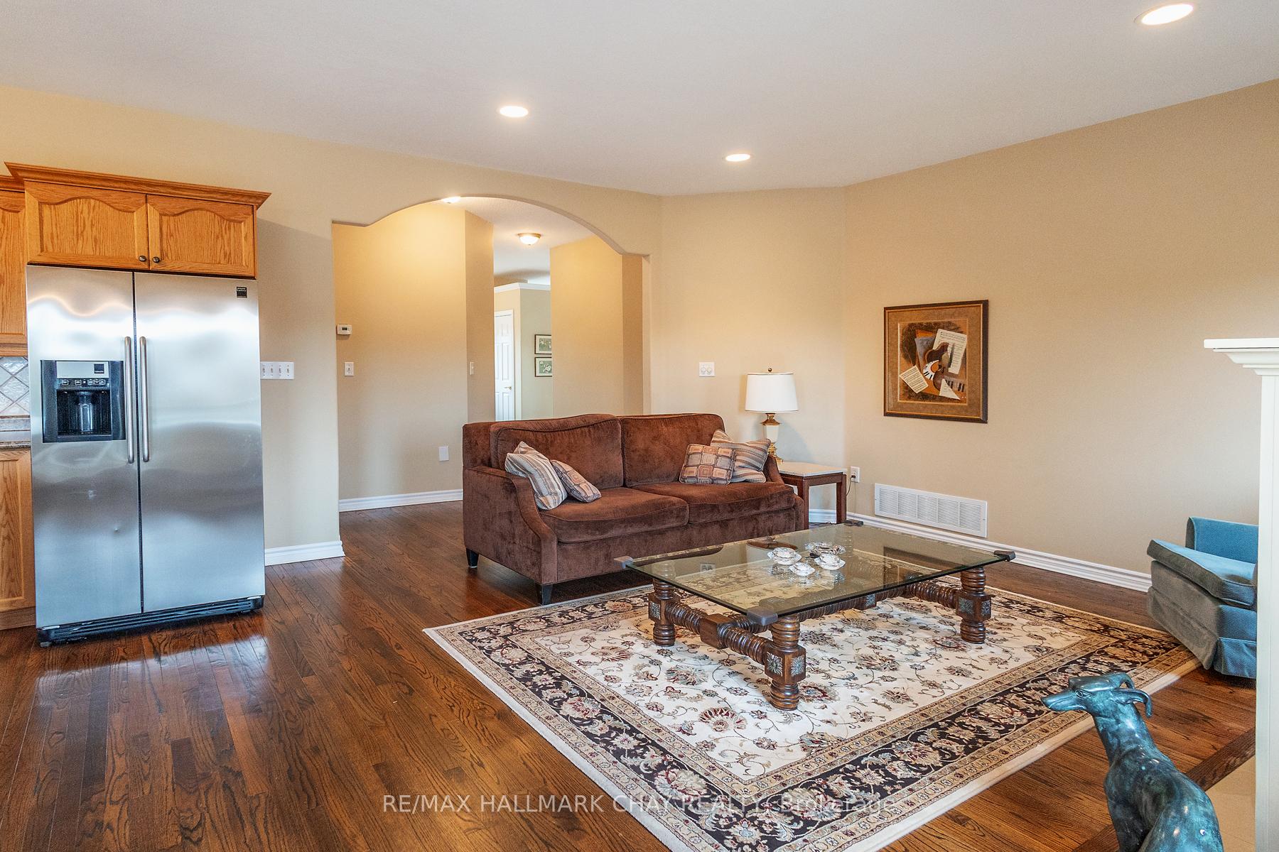 Photo 24 of 60 Crompton Drive, Barrie, Little Lake — HOMEH