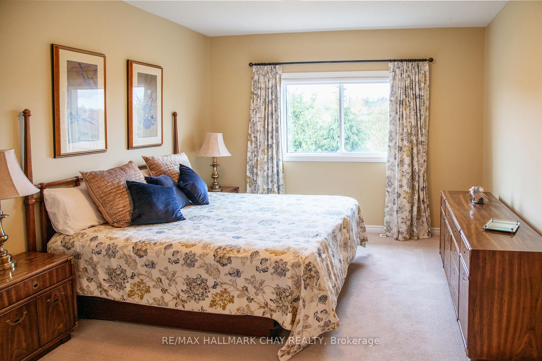 Photo 28 of 60 Crompton Drive, Barrie, Little Lake — HOMEH