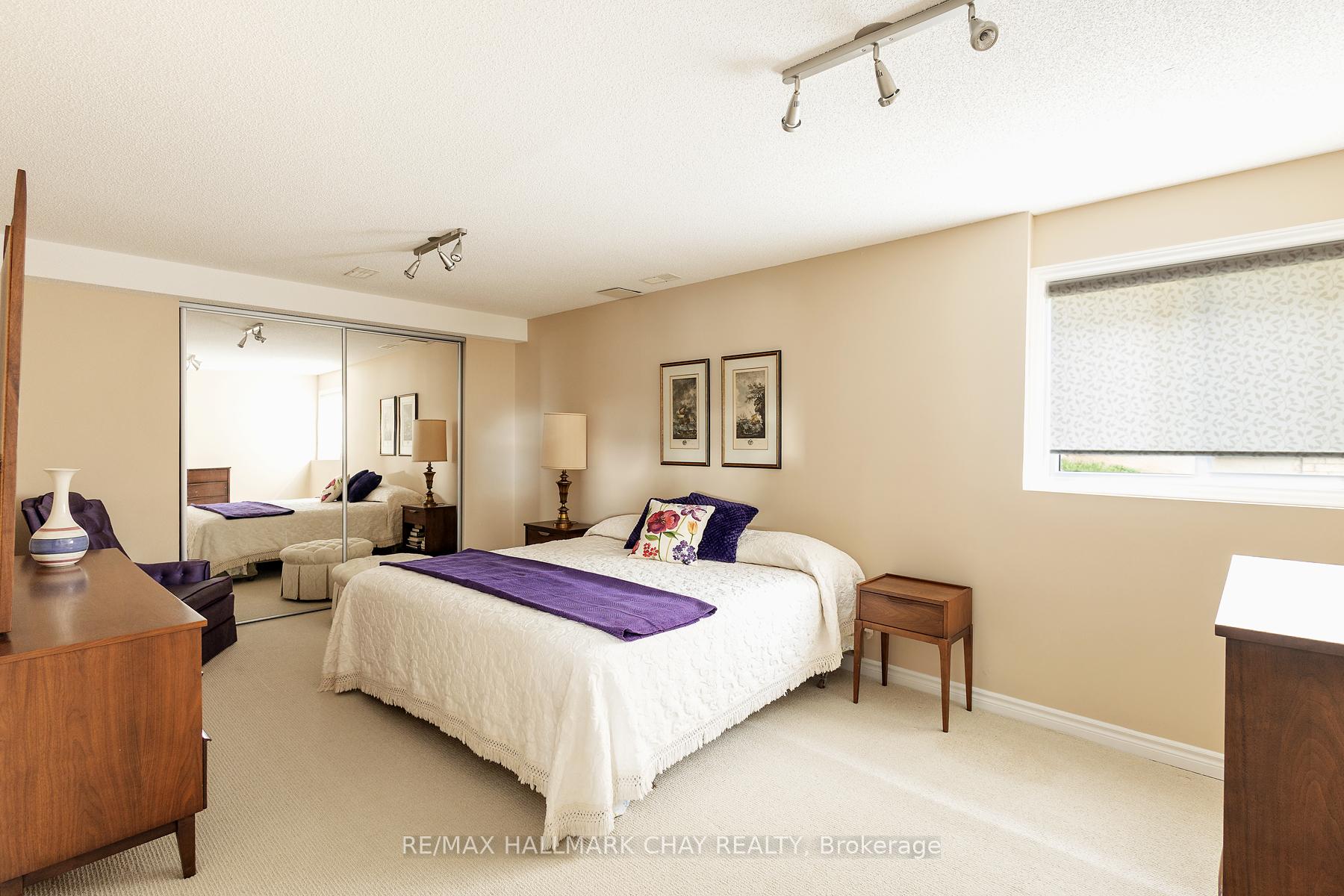 Photo 31 of 60 Crompton Drive, Barrie, Little Lake — HOMEH