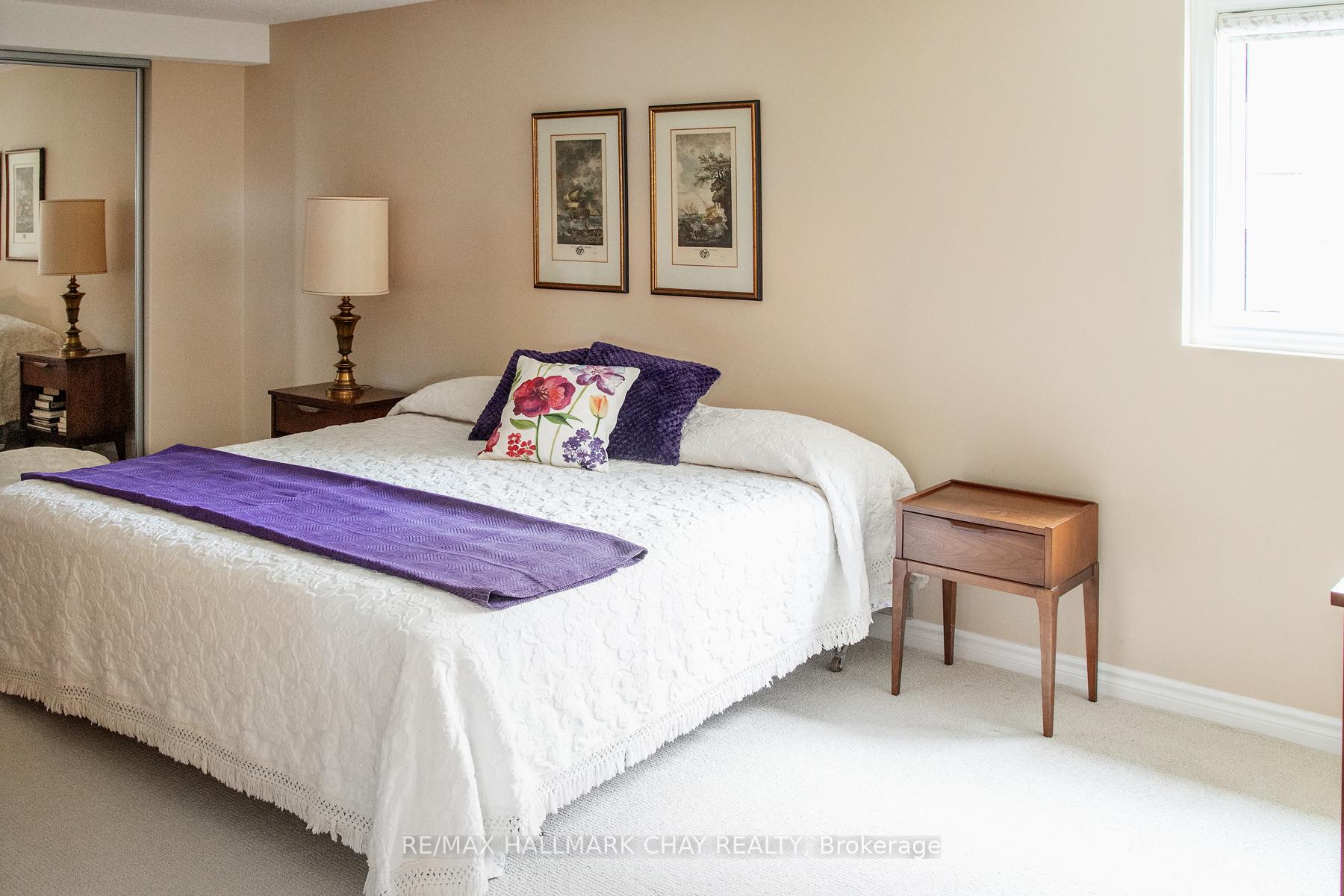 Photo 34 of 60 Crompton Drive, Barrie, Little Lake — HOMEH