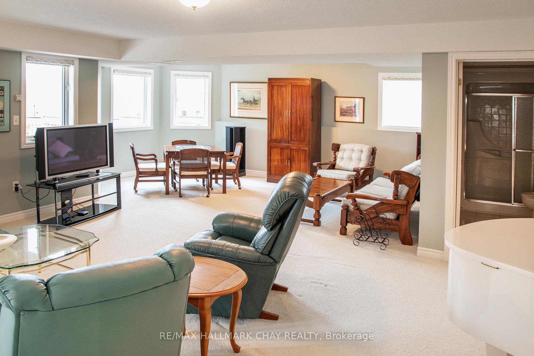 Photo 38 of 60 Crompton Drive, Barrie, Little Lake — HOMEH