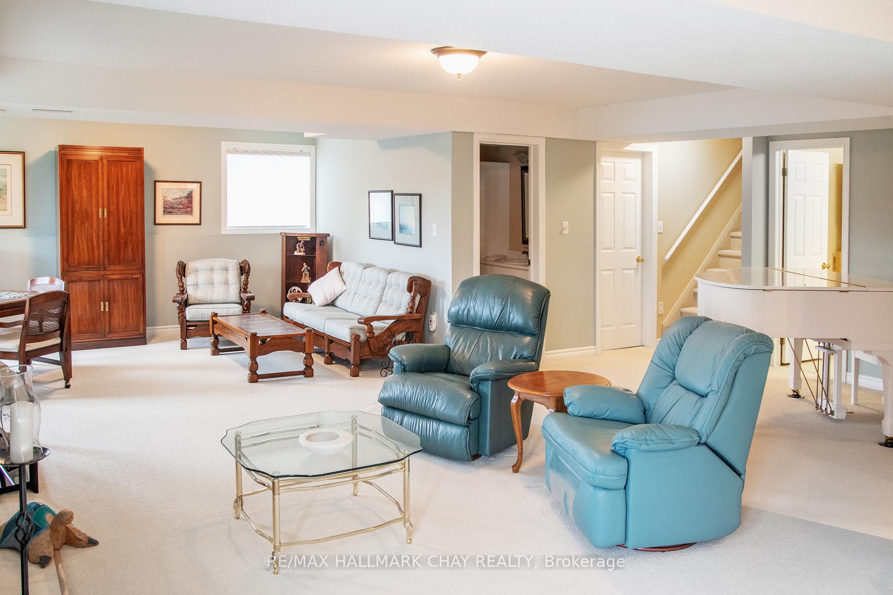 Photo 40 of 60 Crompton Drive, Barrie, Little Lake — HOMEH