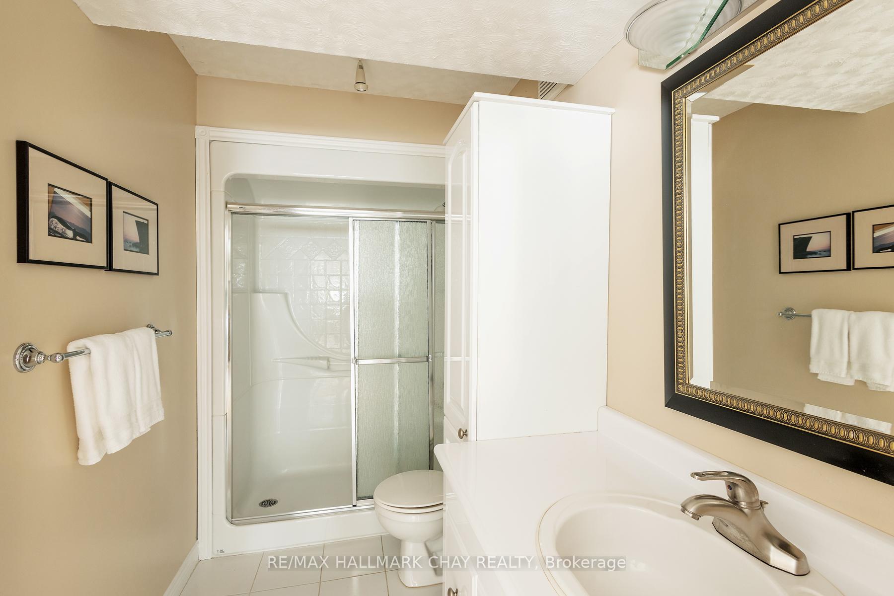 Photo 41 of 60 Crompton Drive, Barrie, Little Lake — HOMEH