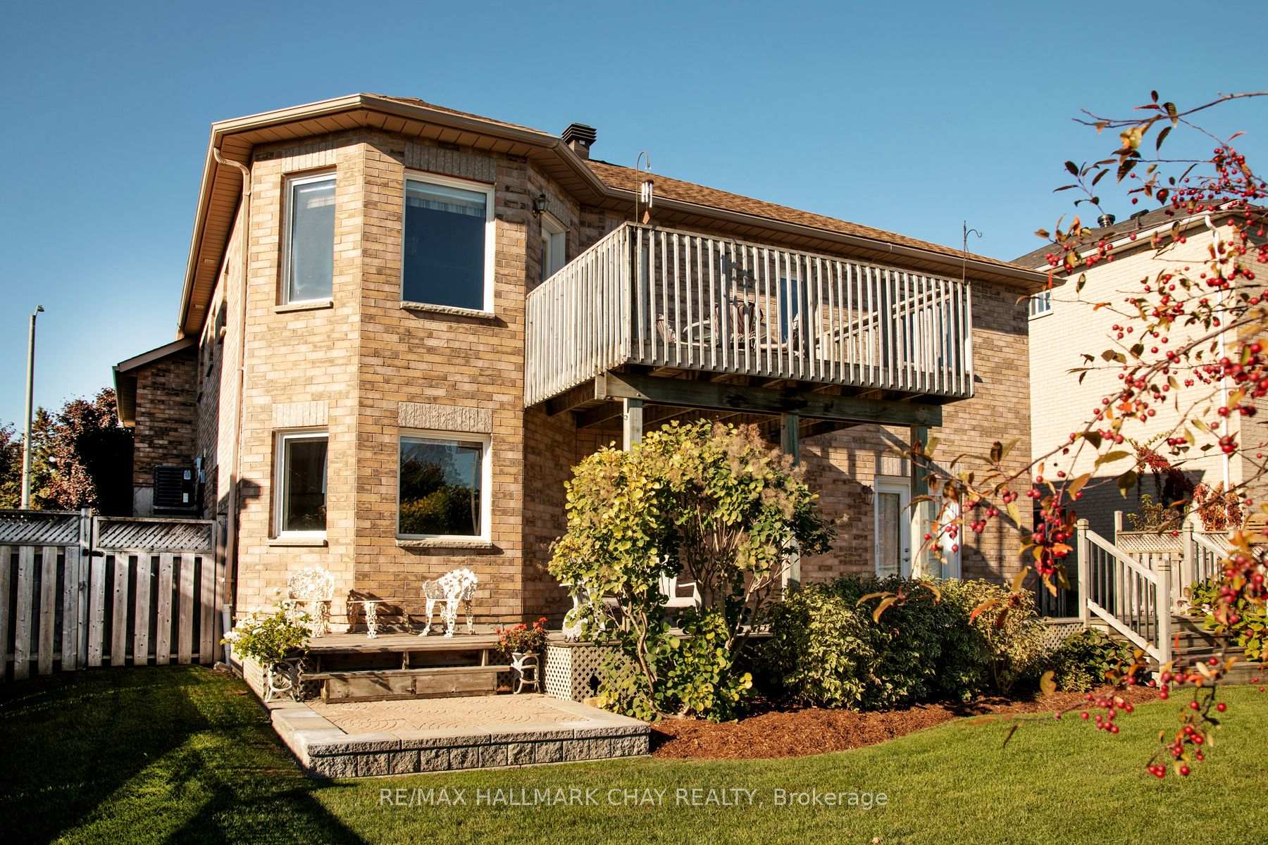 Photo 43 of 60 Crompton Drive, Barrie, Little Lake — HOMEH