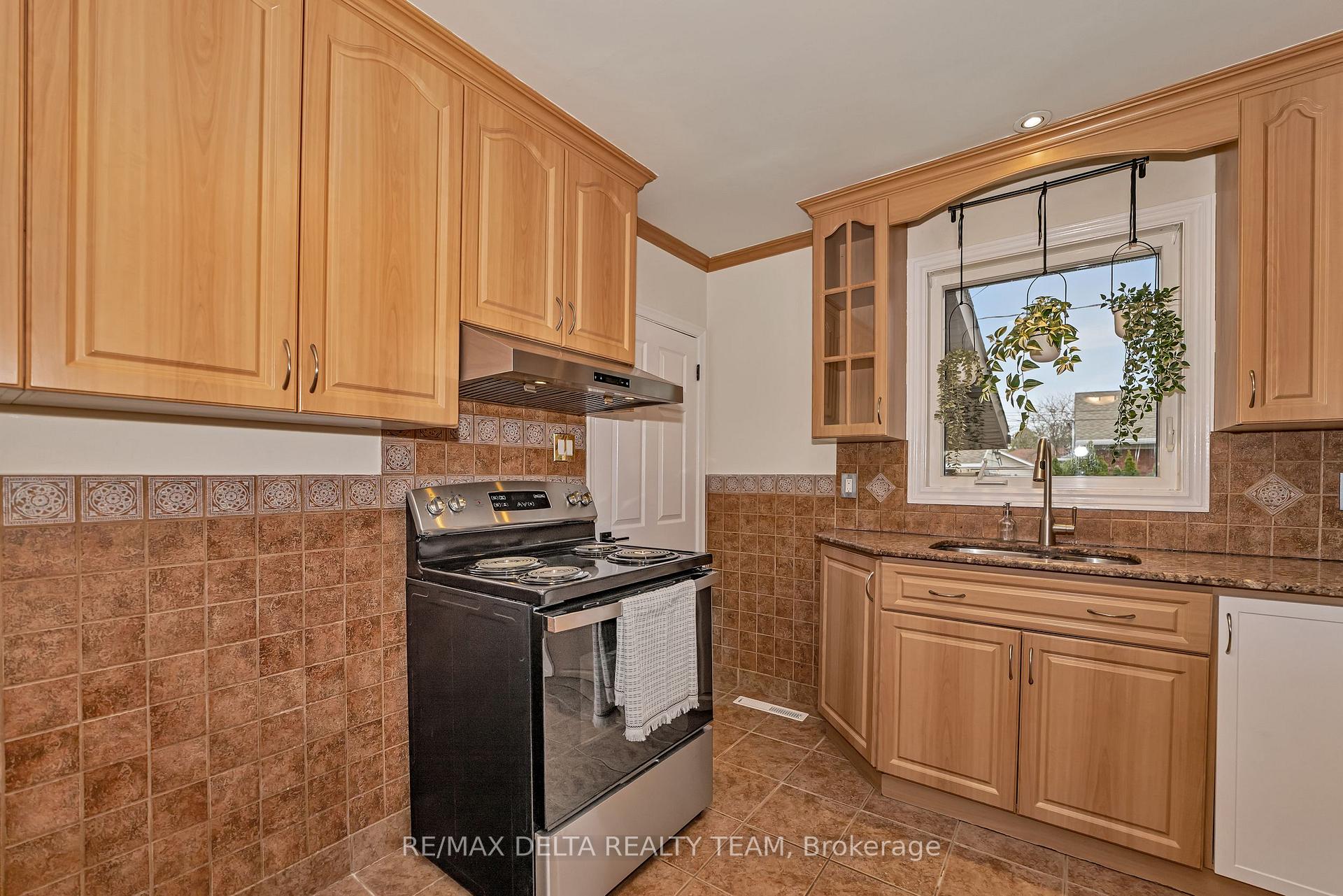 Photo 5 of 706 Smyth Road, Ottawa, Elmvale Acres — HOMEH