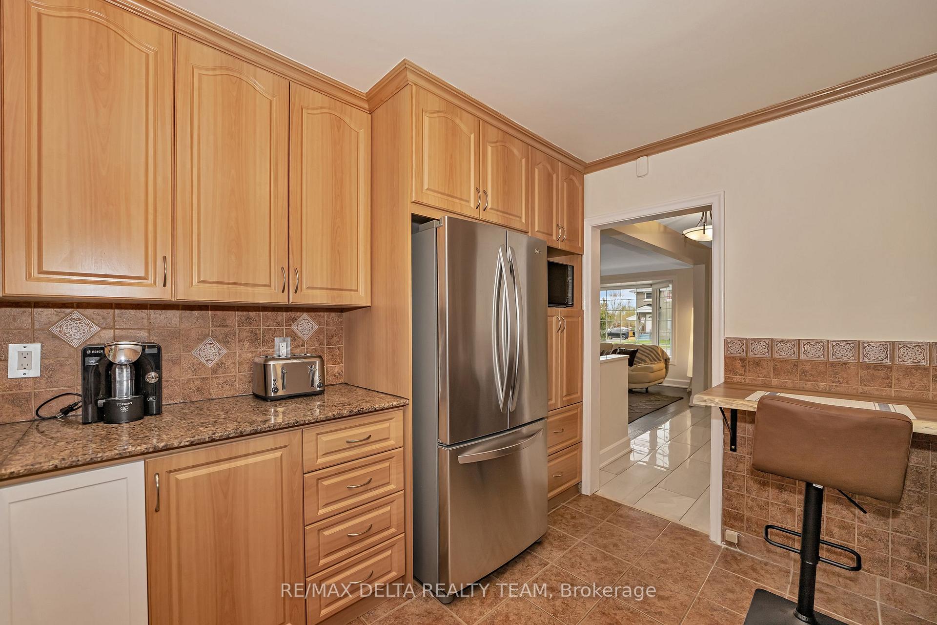 Photo 10 of 706 Smyth Road, Ottawa, Elmvale Acres — HOMEH
