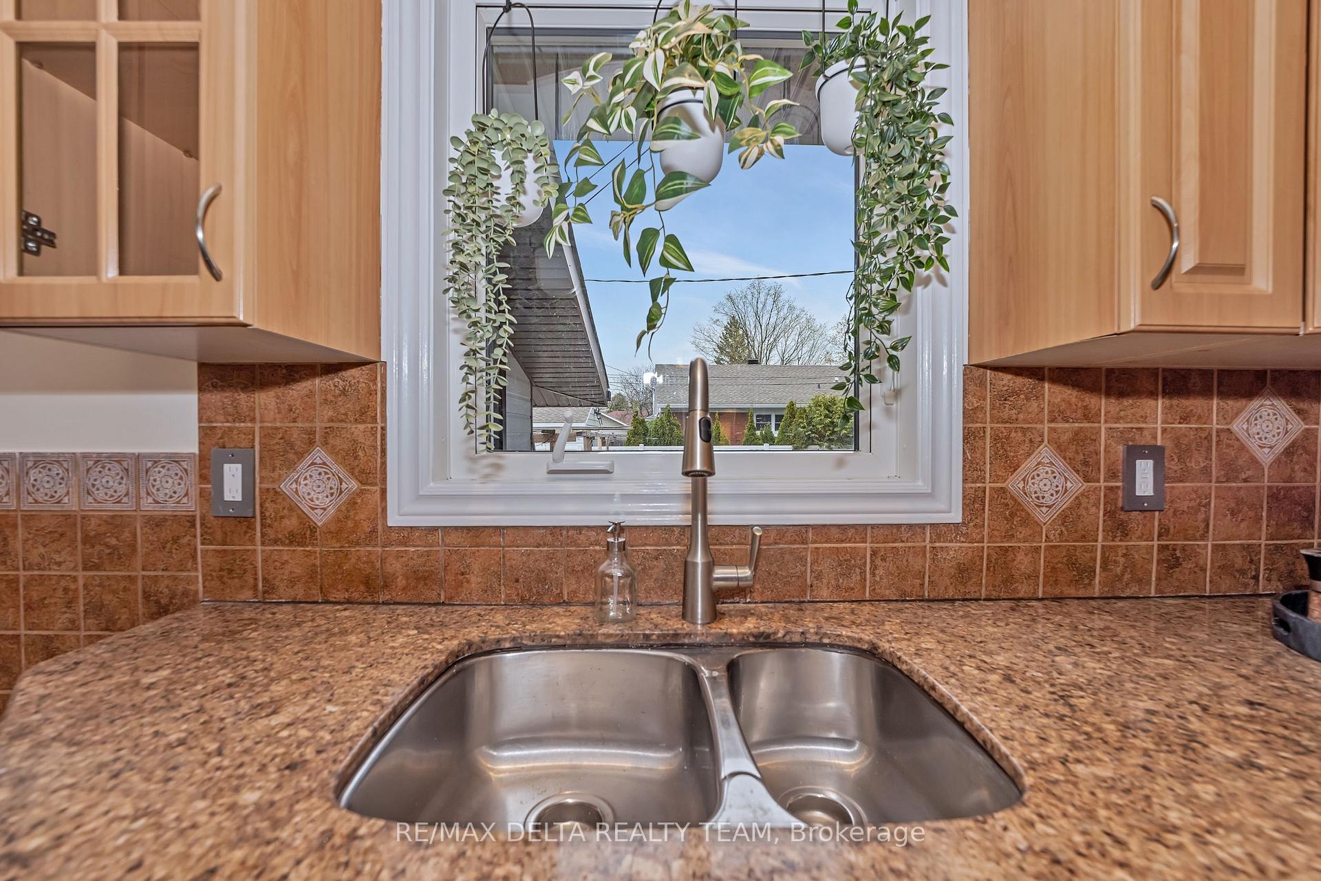 Photo 27 of 706 Smyth Road, Ottawa, Elmvale Acres — HOMEH