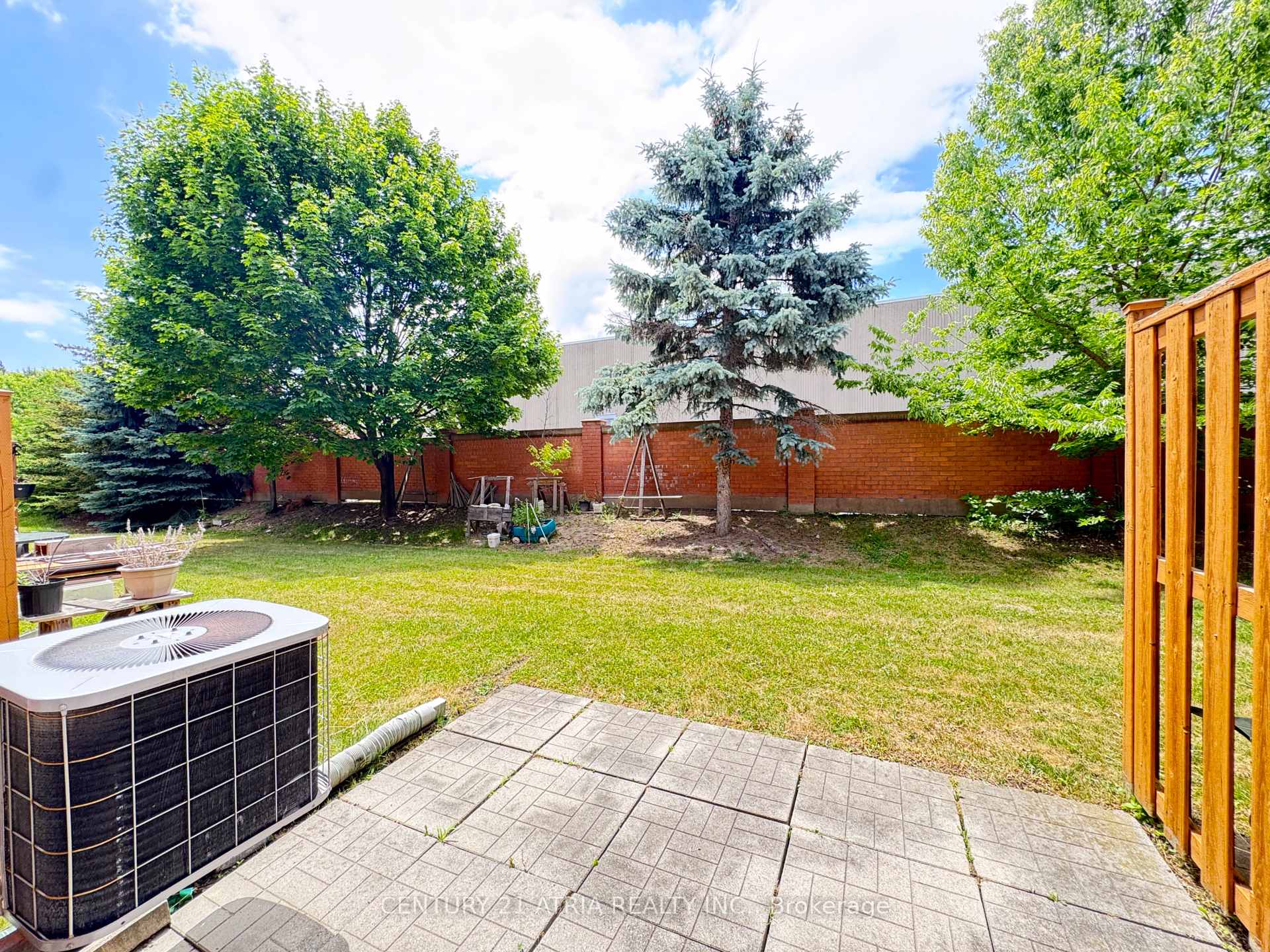 Photo 3 of 22 Zermatt Way, Markham, Unionville — HOMEH