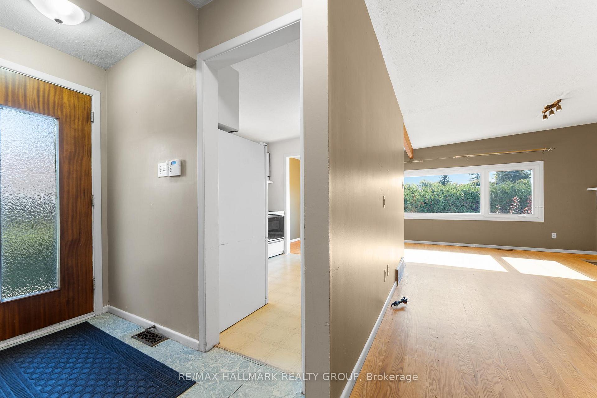 Photo 4 of 2437 Tupper Avenue, Ottawa, Hawthorne Meadows — HOMEH