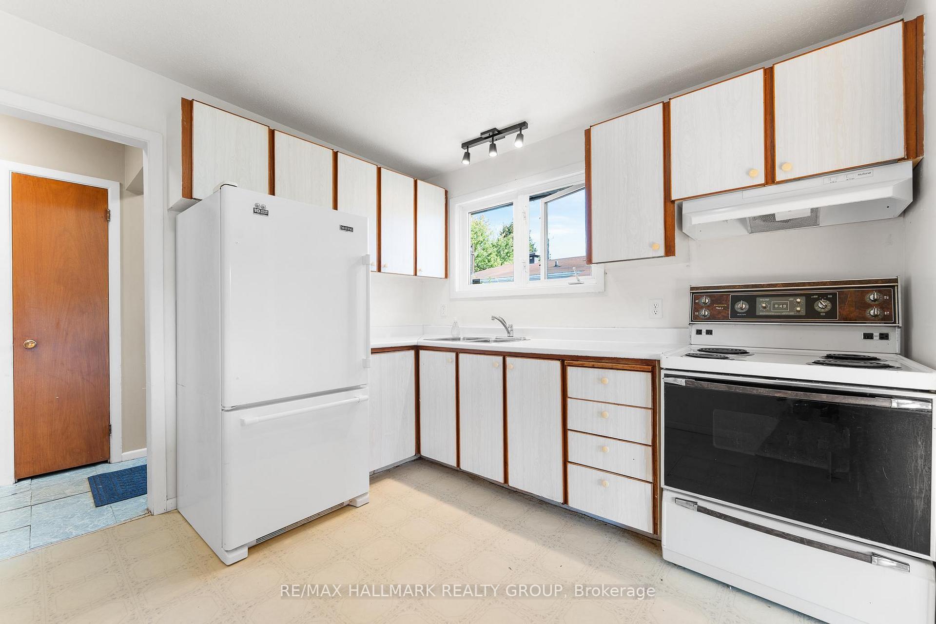 Photo 9 of 2437 Tupper Avenue, Ottawa, Hawthorne Meadows — HOMEH