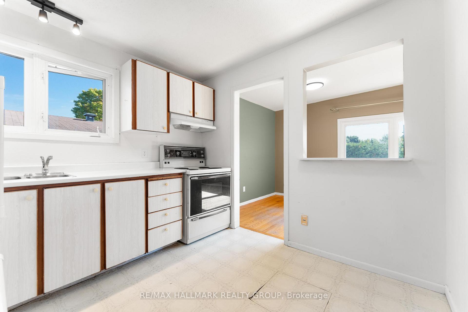 Photo 10 of 2437 Tupper Avenue, Ottawa, Hawthorne Meadows — HOMEH