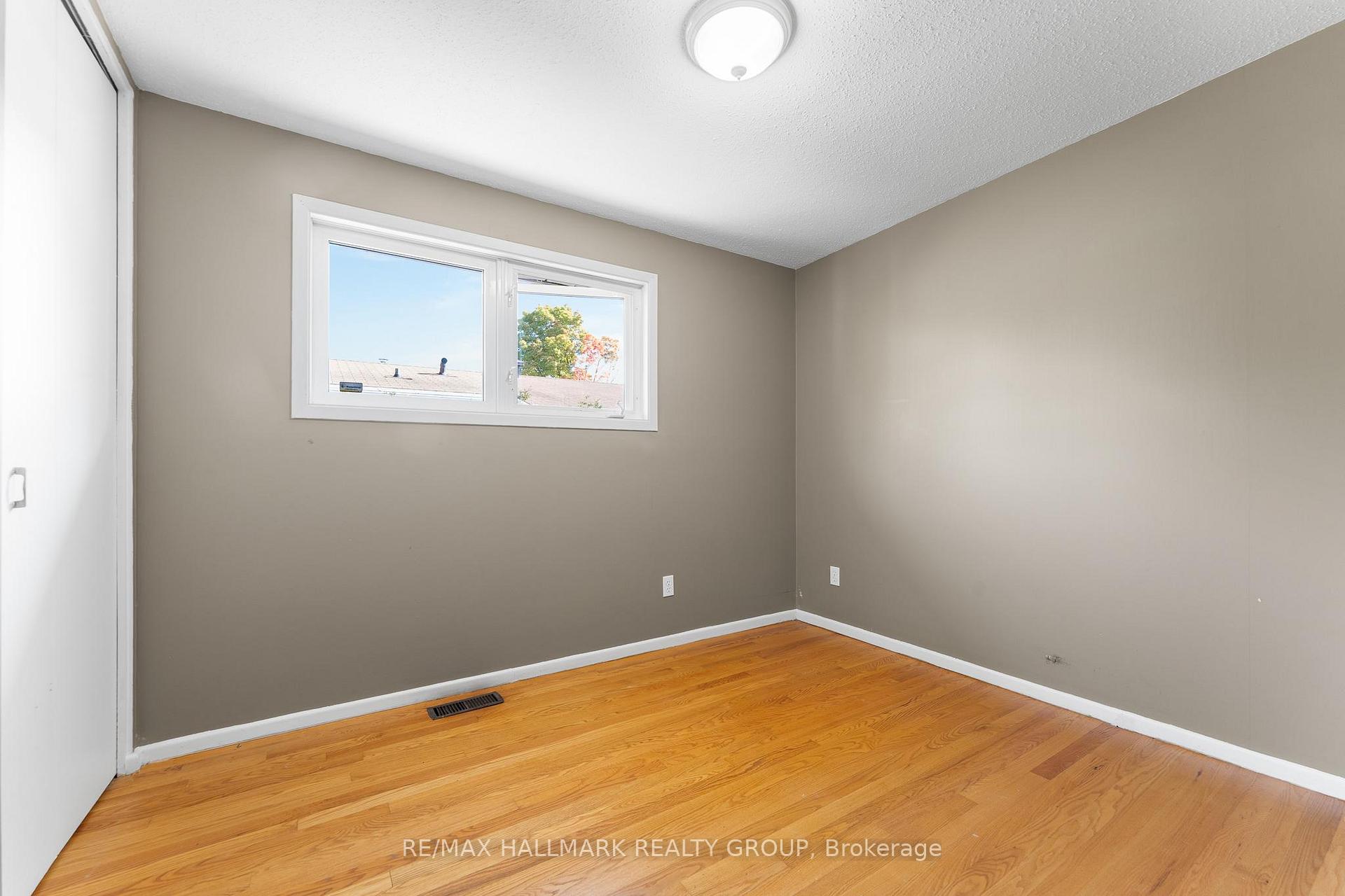 Photo 17 of 2437 Tupper Avenue, Ottawa, Hawthorne Meadows — HOMEH