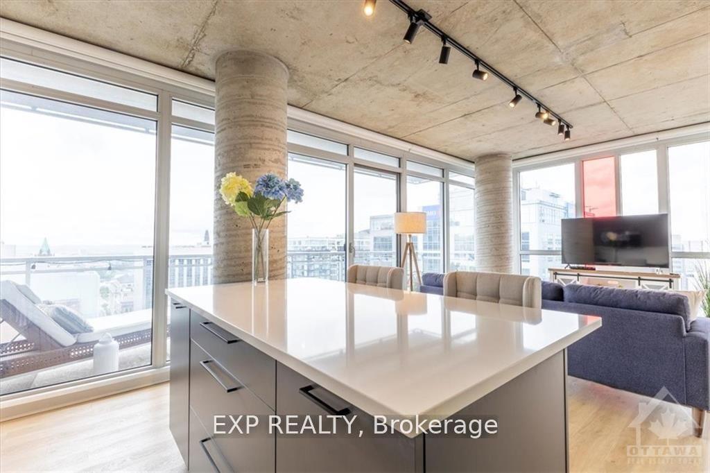Front of Unit 2109, 324 Laurier Avenue W
