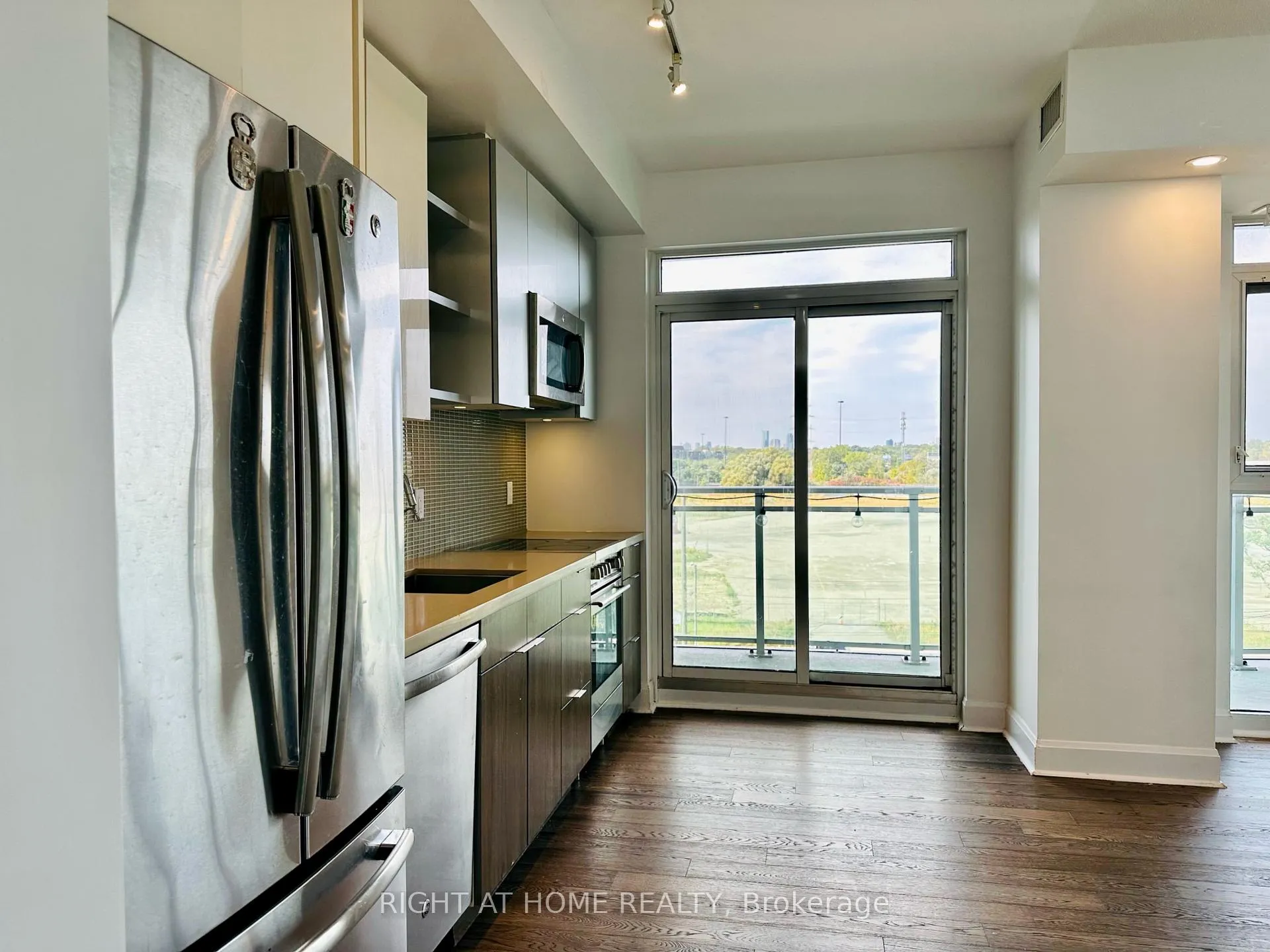 Photo 10 of Unit 504, 33 Shore Breeze Drive, Etobicoke, Mimico — HOMEH