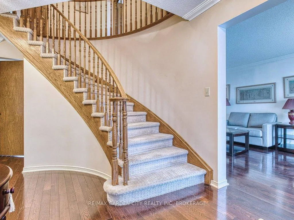Photo 3 of 21 Bascary Crescent, St. Catharines, Rykert/Vansickle — HOMEH