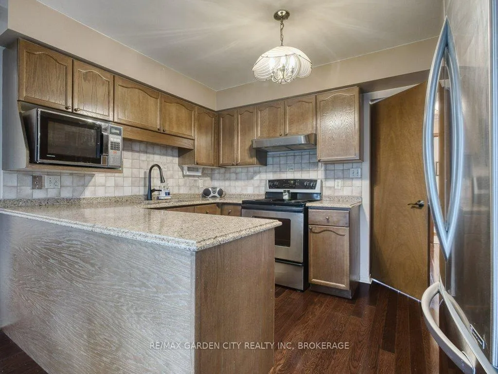 Photo 7 of 21 Bascary Crescent, St. Catharines, Rykert/Vansickle — HOMEH
