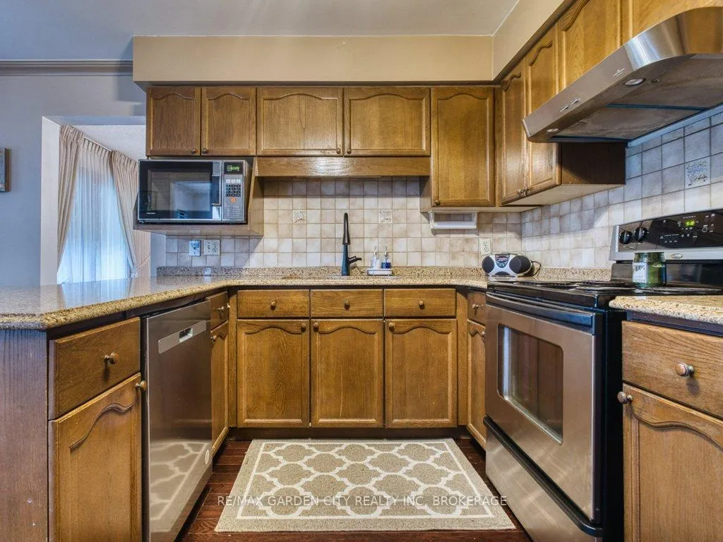 Photo 8 of 21 Bascary Crescent, St. Catharines, Rykert/Vansickle — HOMEH