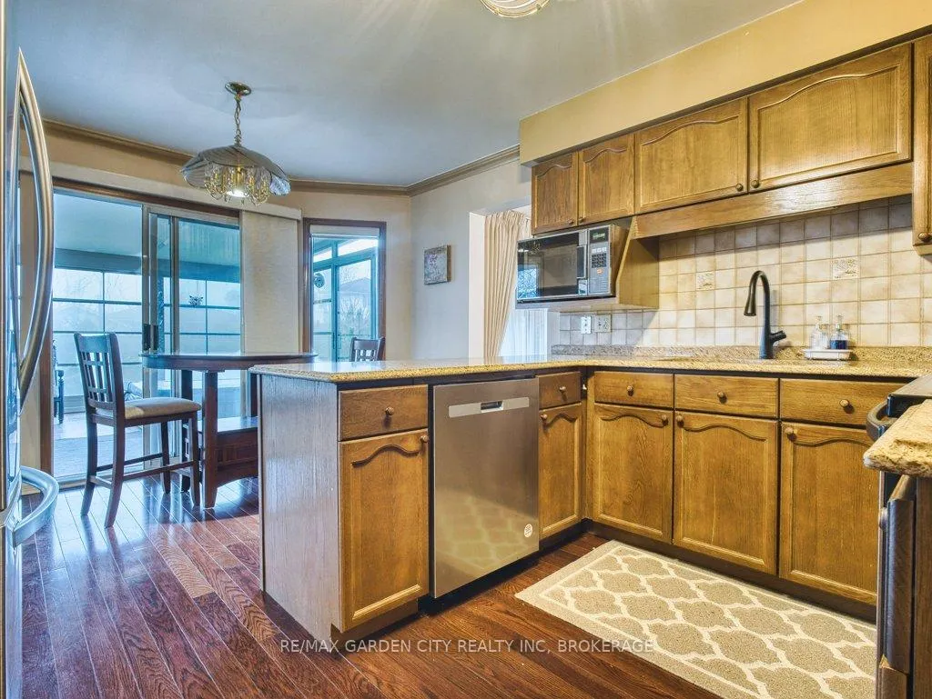 Photo 9 of 21 Bascary Crescent, St. Catharines, Rykert/Vansickle — HOMEH
