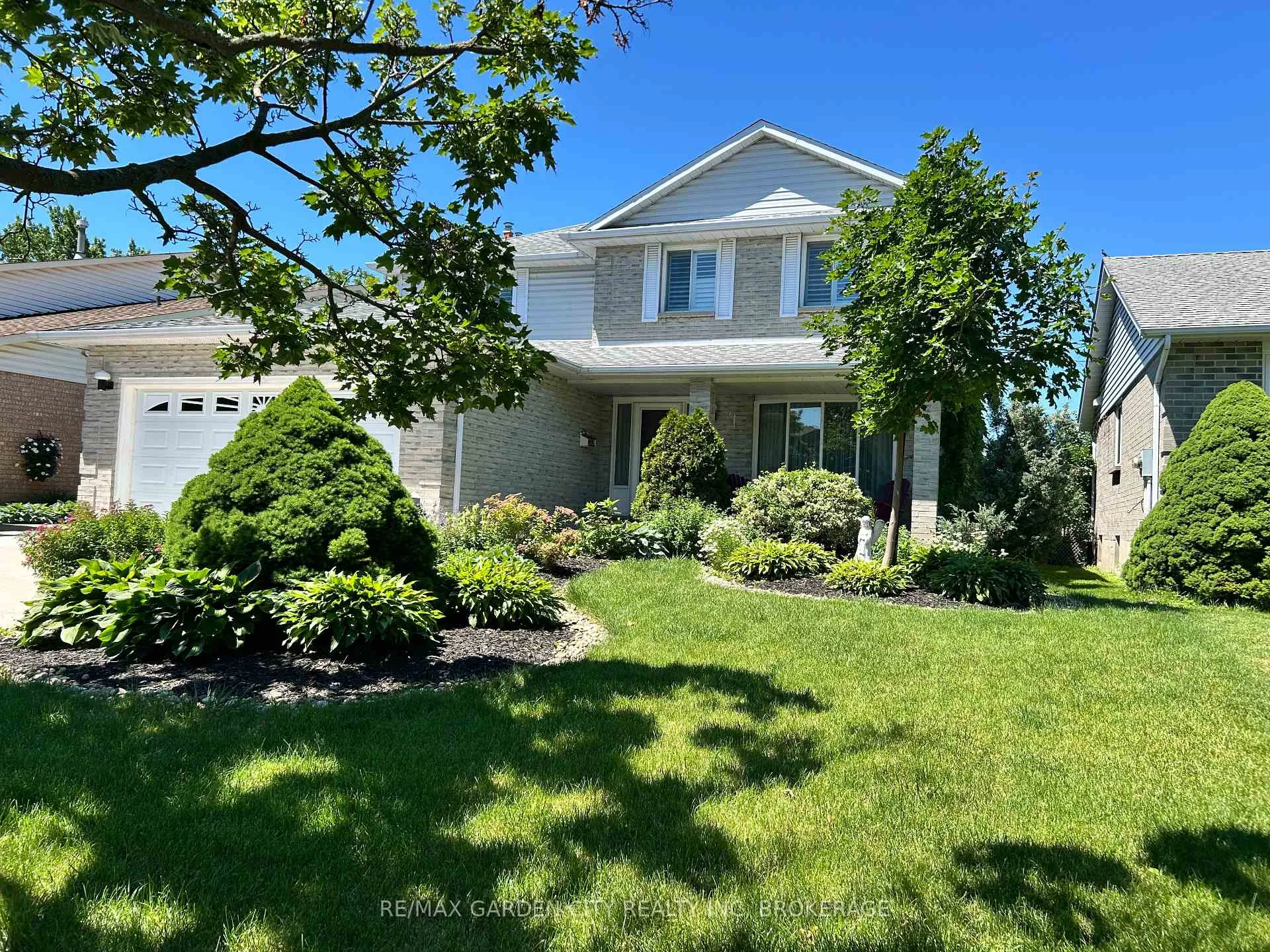 Photo 1 of 21 Bascary Crescent, St. Catharines, Rykert/Vansickle — HOMEH