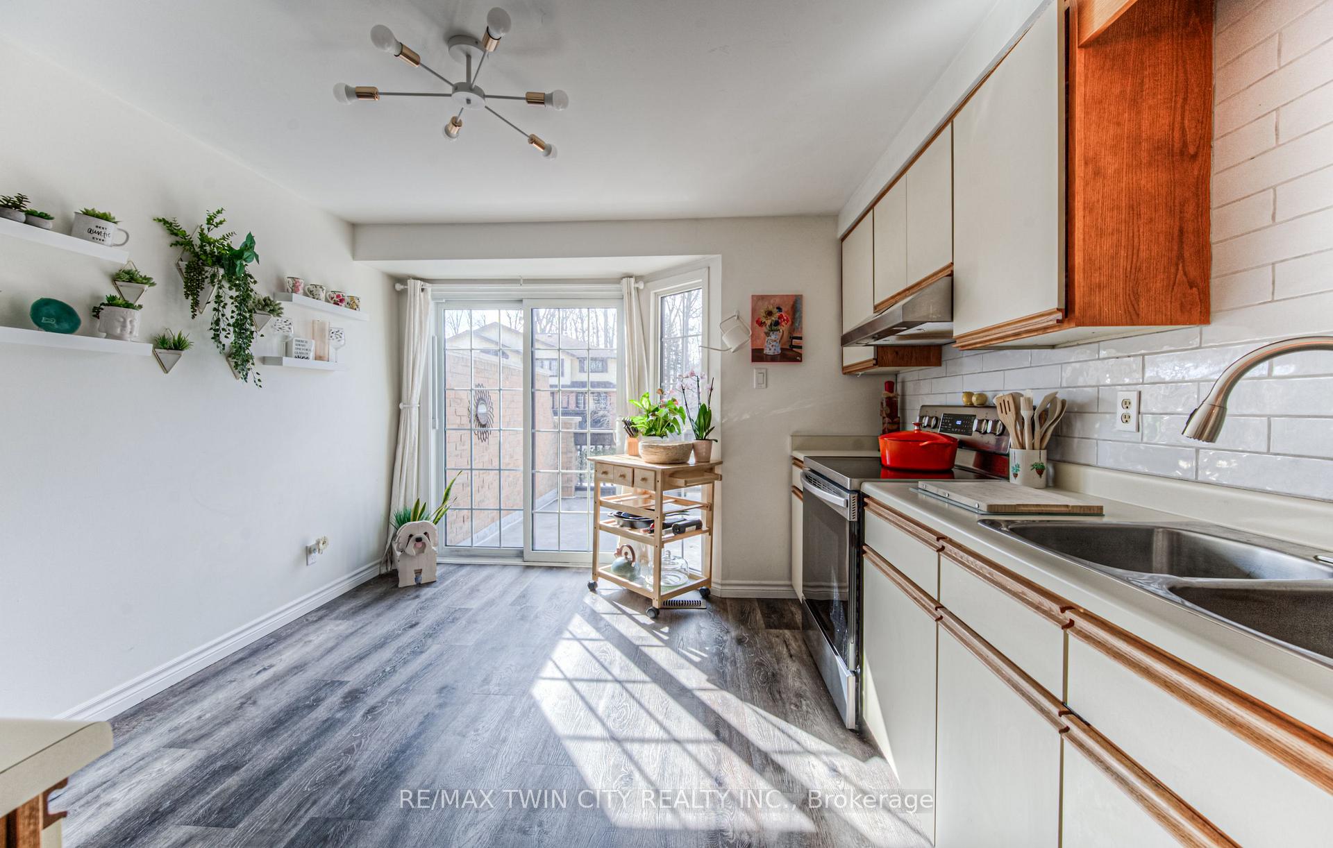Photo 16 of Unit 5, 224 Kingswood Drive, Kitchener — HOMEH