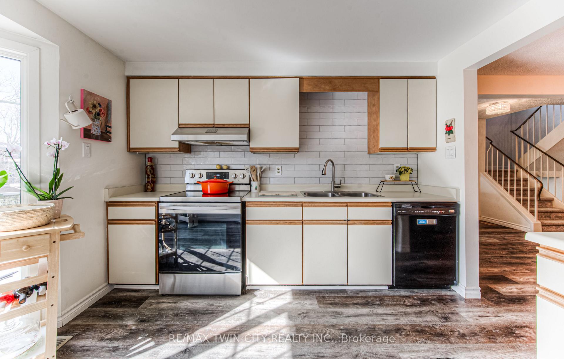Photo 19 of Unit 5, 224 Kingswood Drive, Kitchener — HOMEH