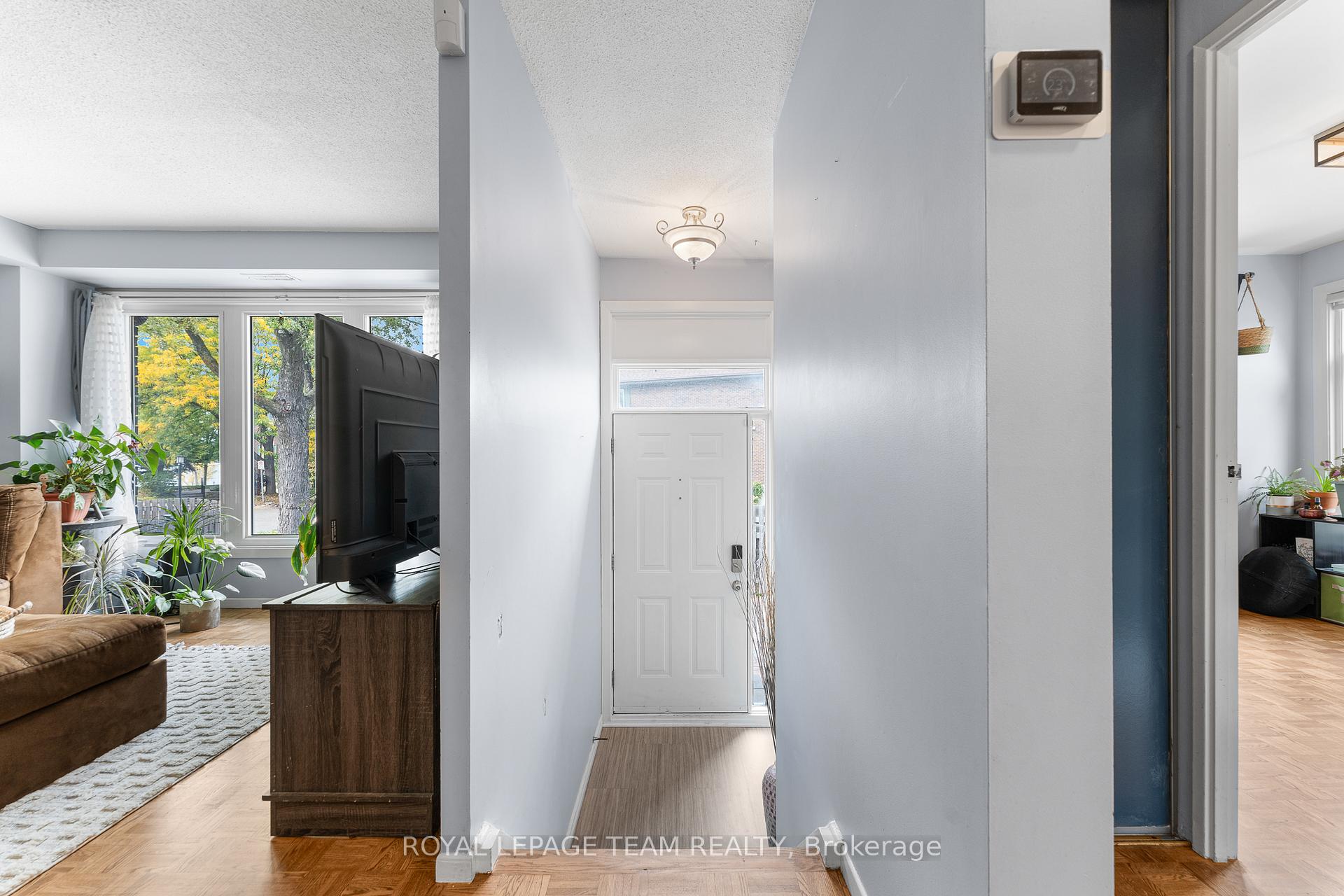 Photo 3 of 96 Beachview Private, Ottawa, Mooneys Bay/Riverside Park — HOMEH