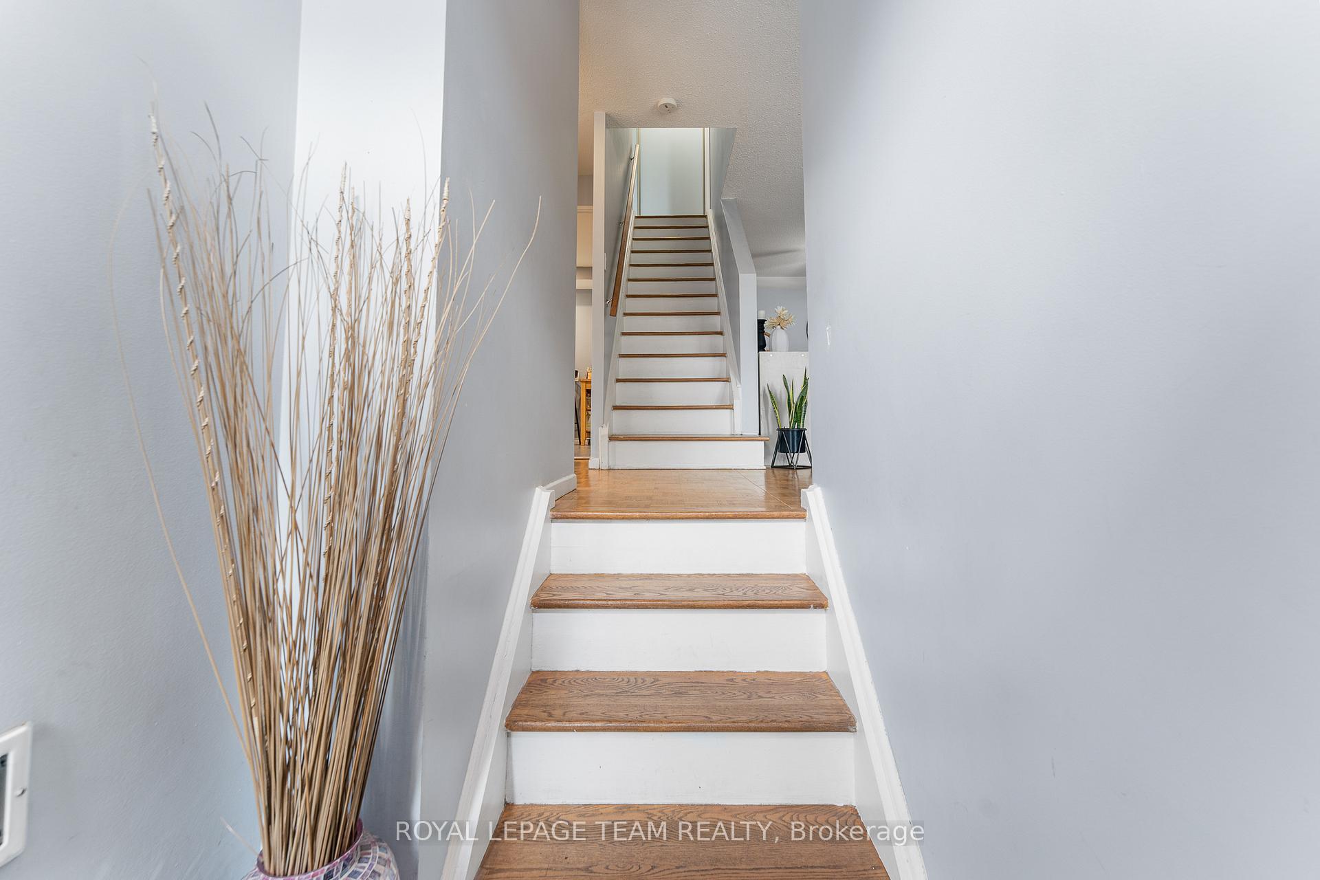 Photo 5 of 96 Beachview Private, Ottawa, Mooneys Bay/Riverside Park — HOMEH