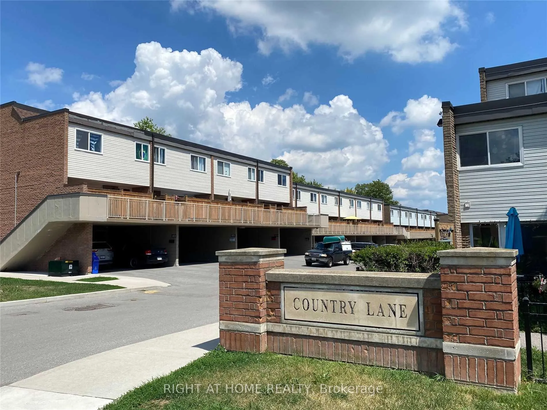 Photo 1 of 129 Milestone Crescent, Aurora, Aurora Village — HOMEH