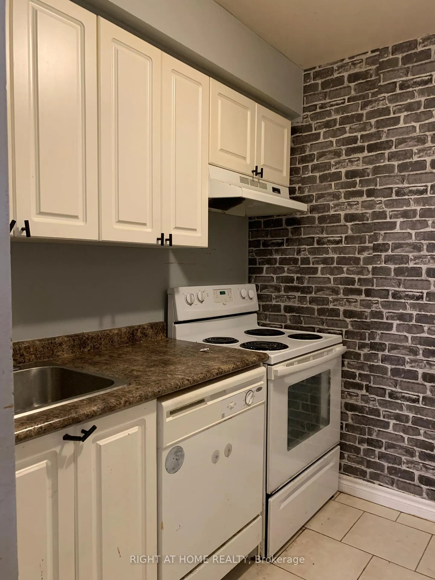 Photo 7 of 129 Milestone Crescent, Aurora, Aurora Village — HOMEH