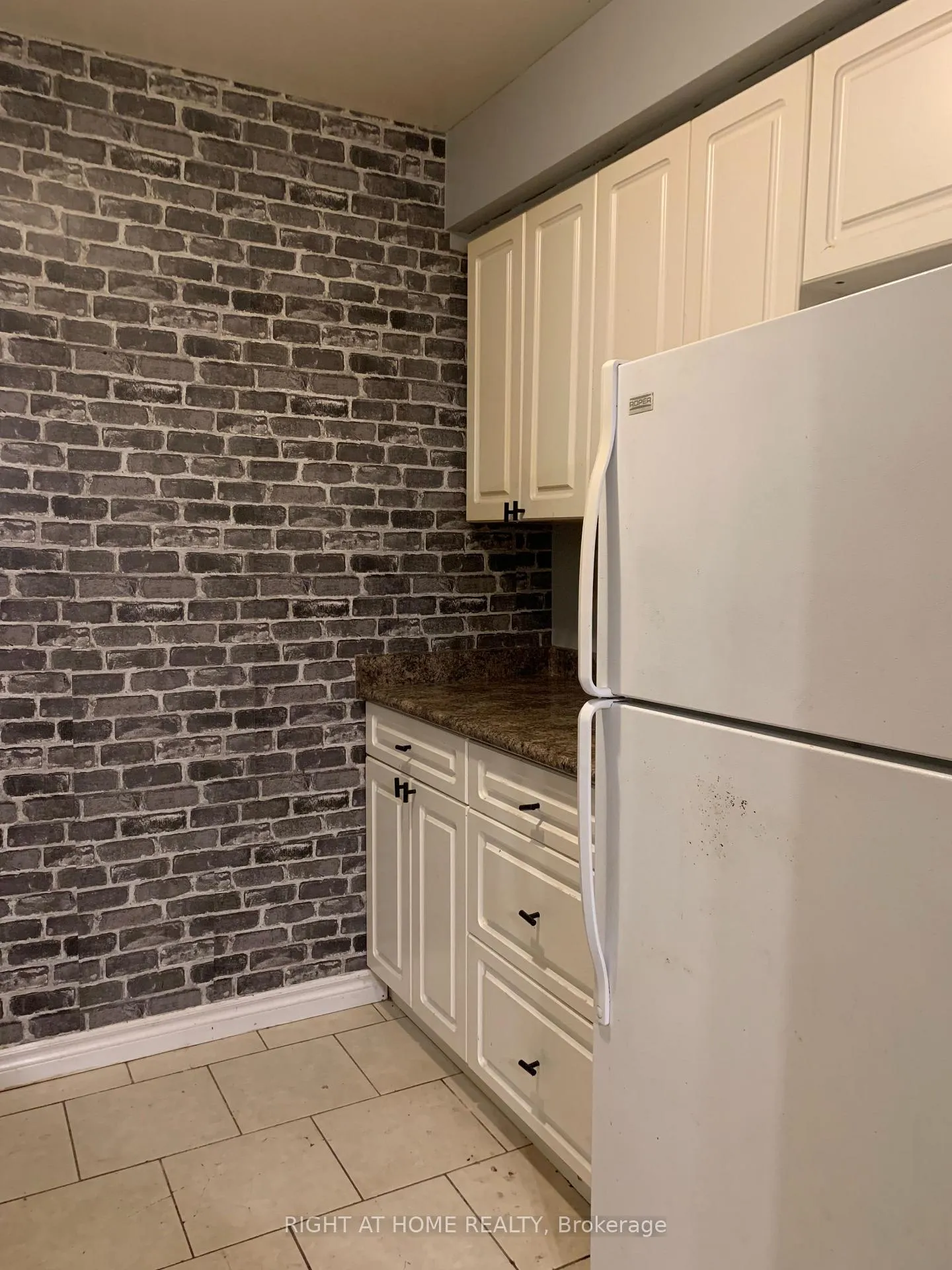 Photo 8 of 129 Milestone Crescent, Aurora, Aurora Village — HOMEH