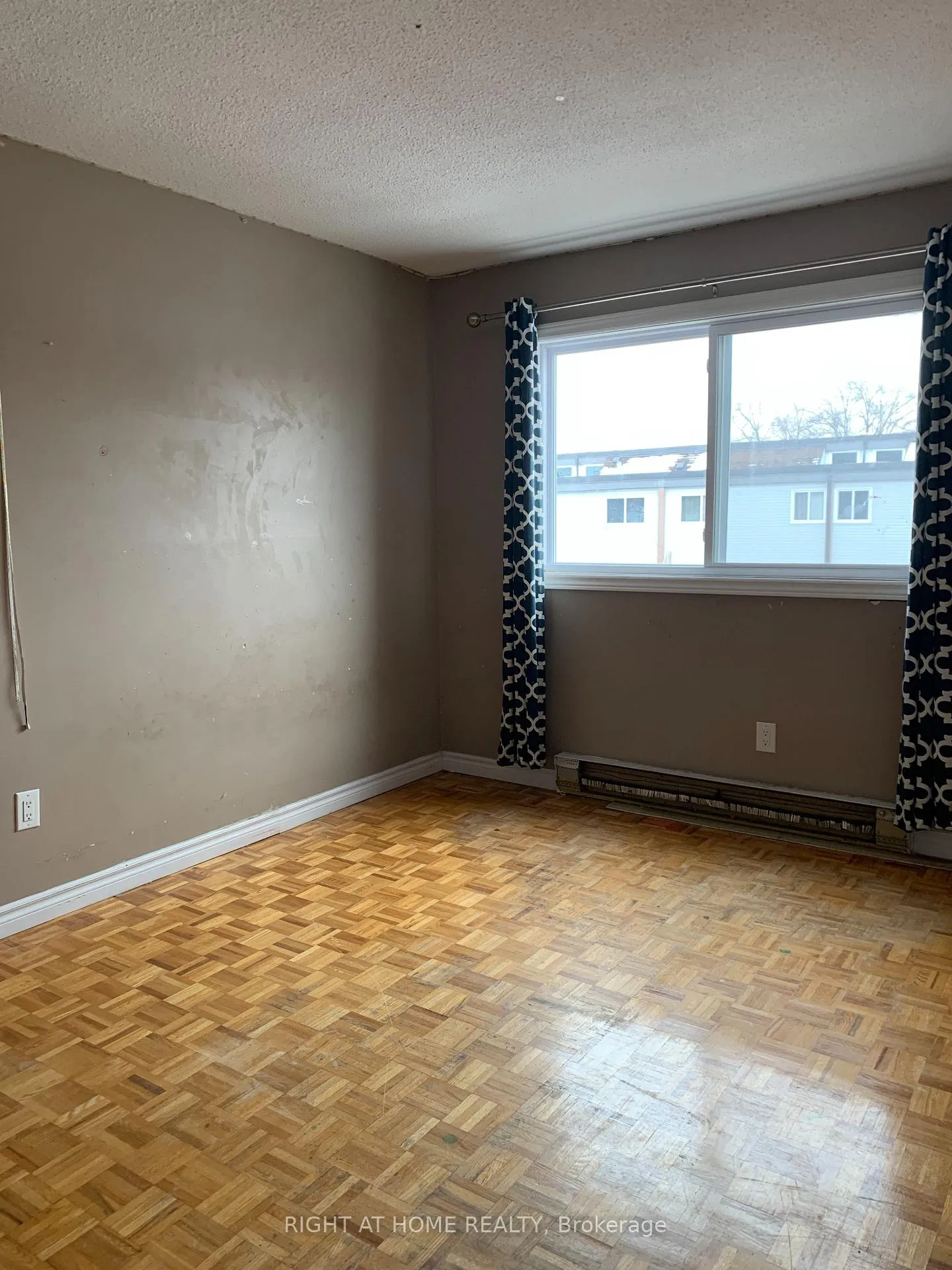 Photo 11 of 129 Milestone Crescent, Aurora, Aurora Village — HOMEH