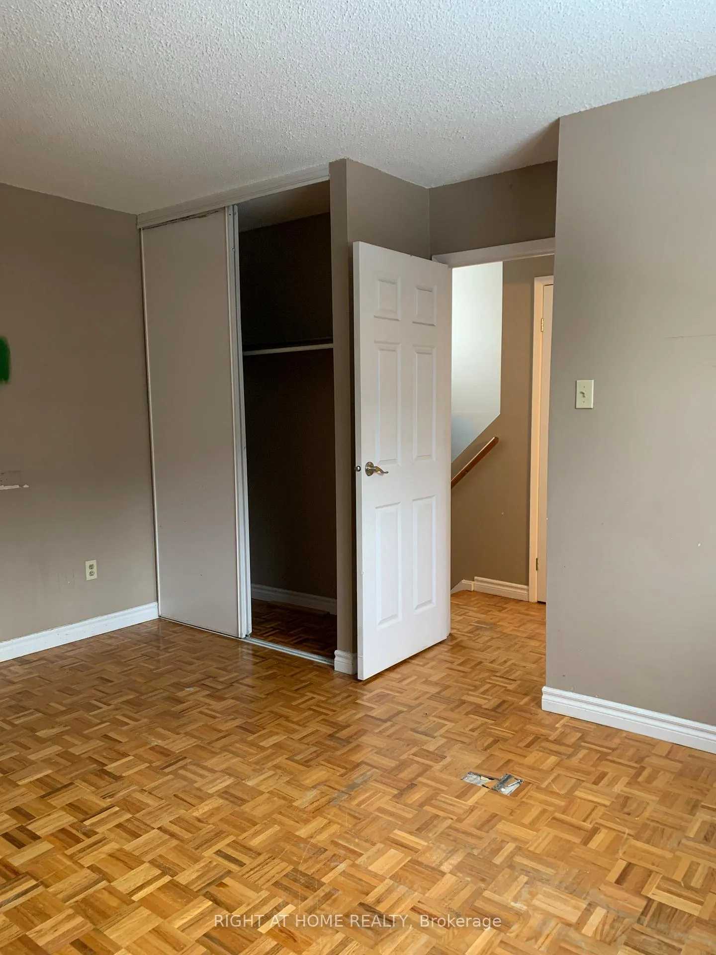Photo 13 of 129 Milestone Crescent, Aurora, Aurora Village — HOMEH