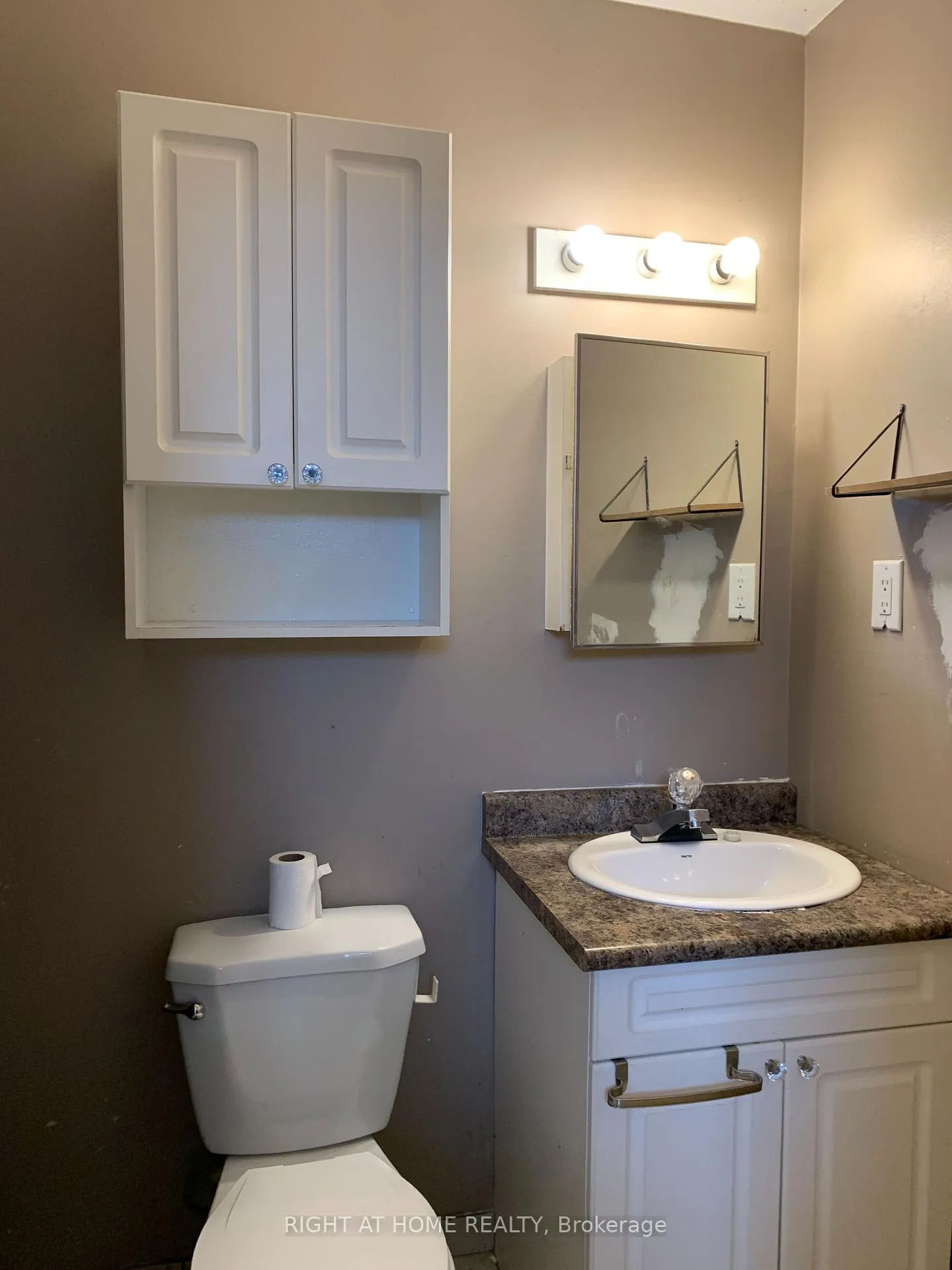 Photo 16 of 129 Milestone Crescent, Aurora, Aurora Village — HOMEH