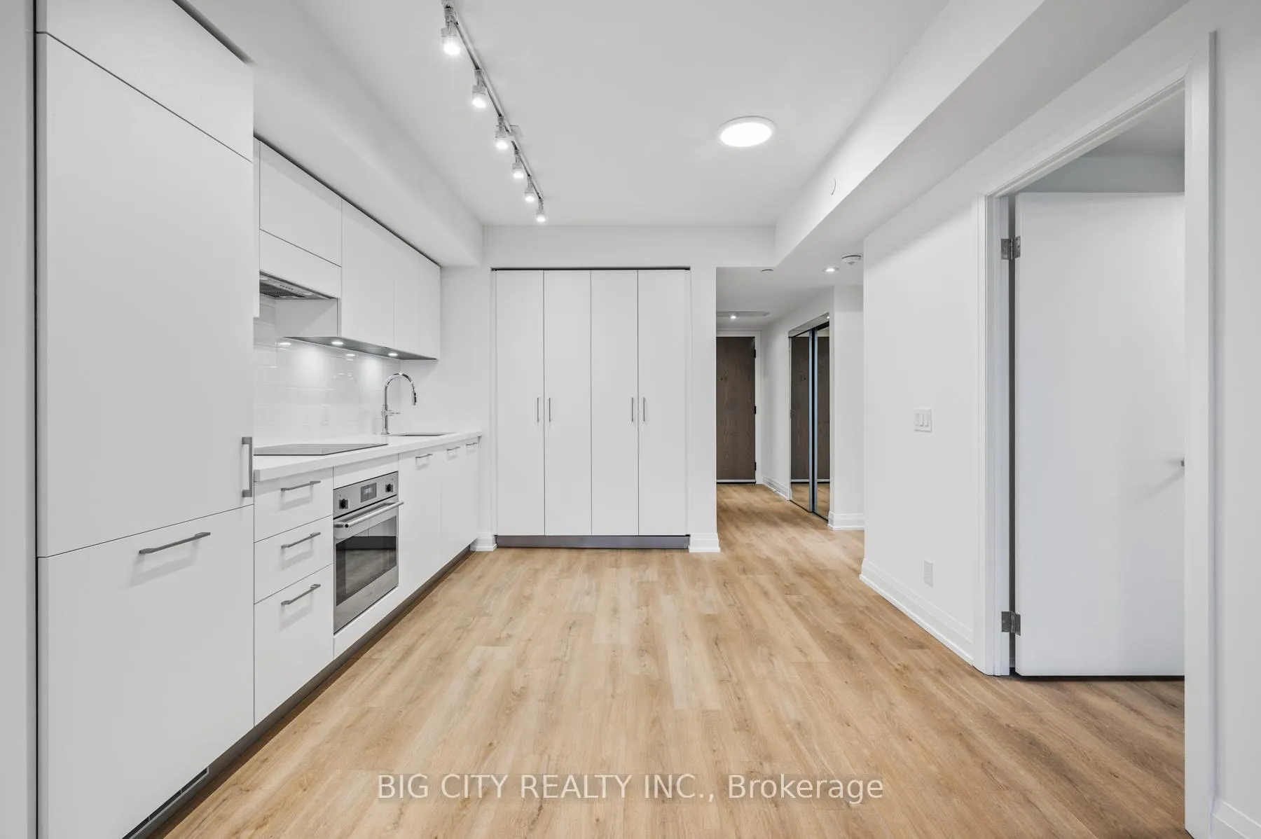 Photo 4 of Unit 1012, 36 Brentcliffe Road, Toronto, Thorncliffe Park — HOMEH