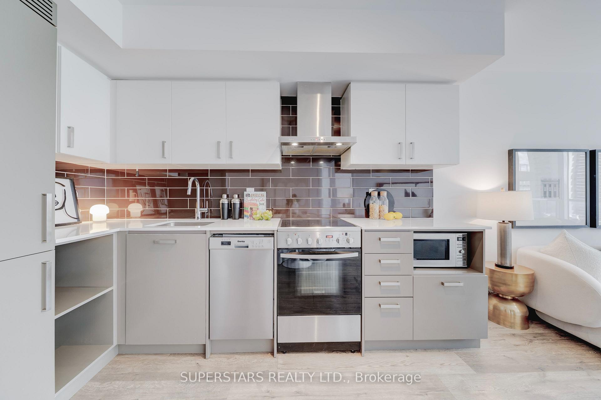 Photo 5 of Unit 702, 125 Redpath Avenue, Toronto, Mount Pleasant West — HOMEH
