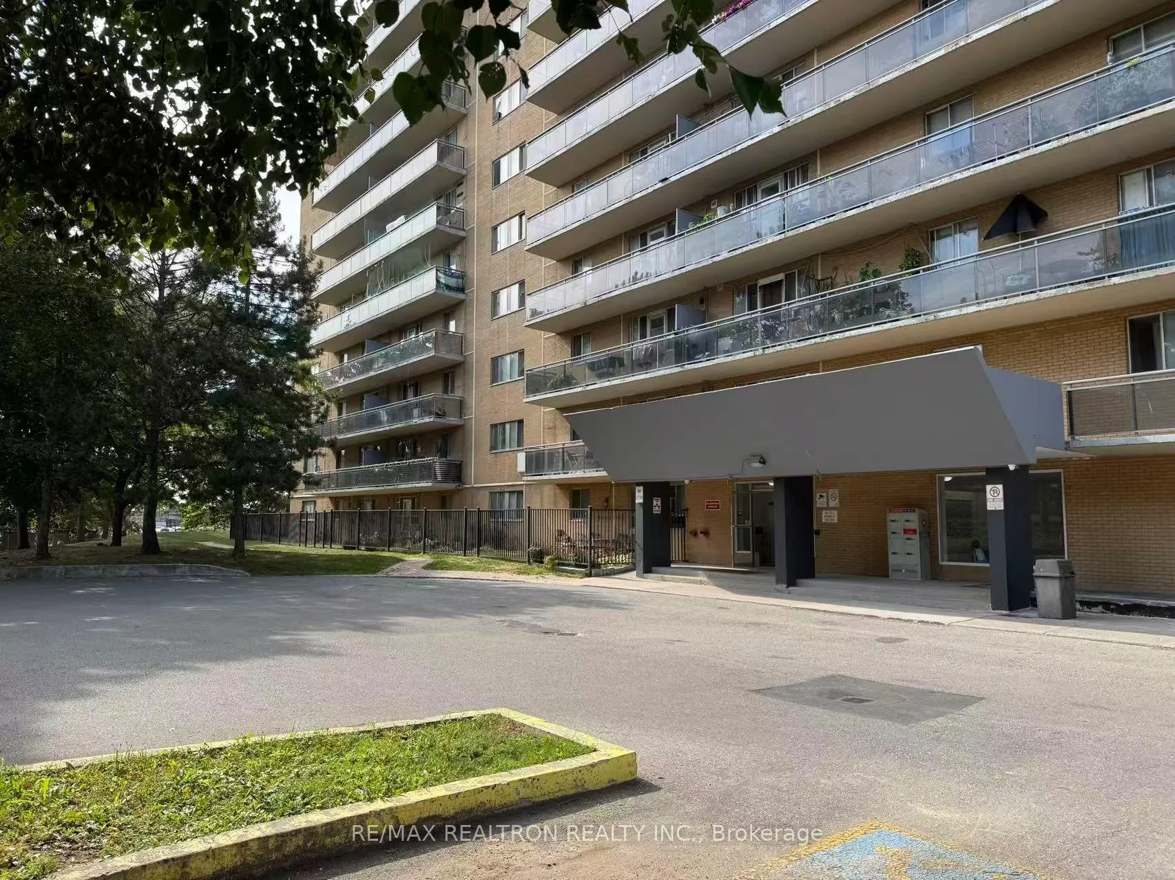 Front of Unit 909, 100 Dundalk Drive
