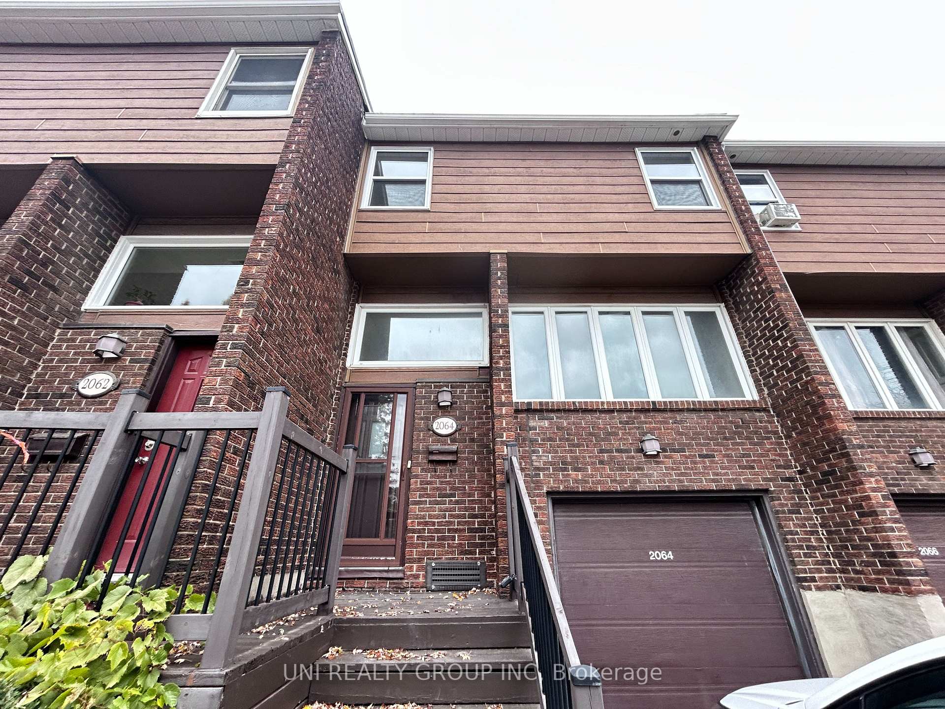 Photo 2 of 2064 Eric Crescent, Ottawa, Pineview — HOMEH