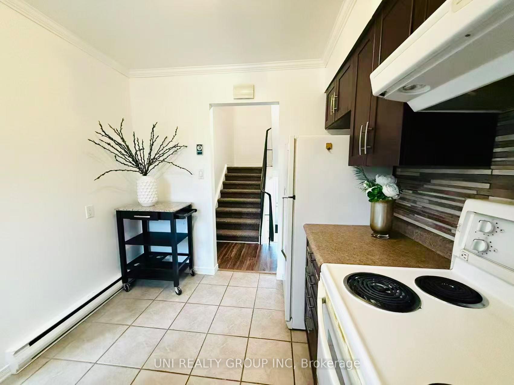 Photo 6 of 2064 Eric Crescent, Ottawa, Pineview — HOMEH