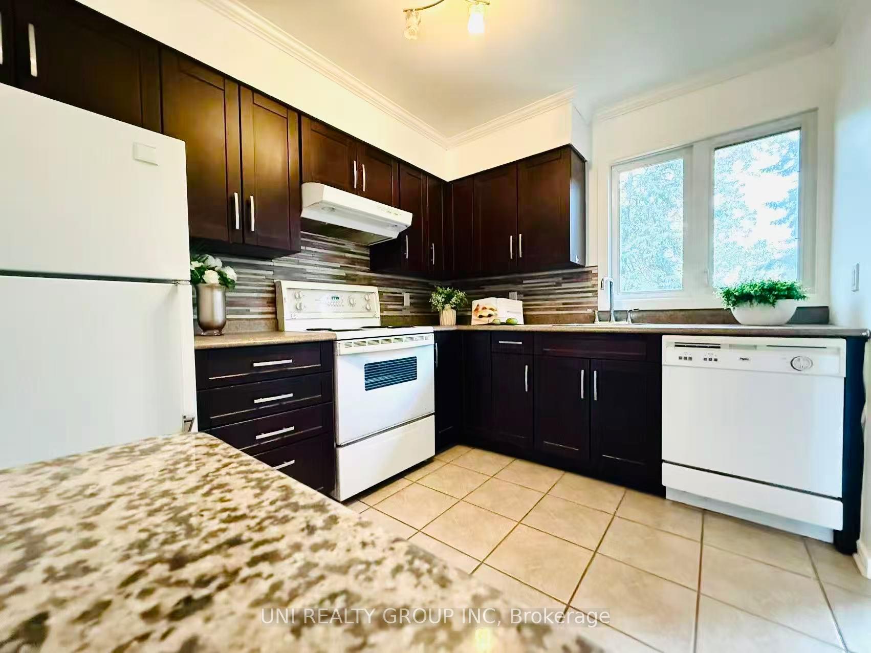 Photo 11 of 2064 Eric Crescent, Ottawa, Pineview — HOMEH