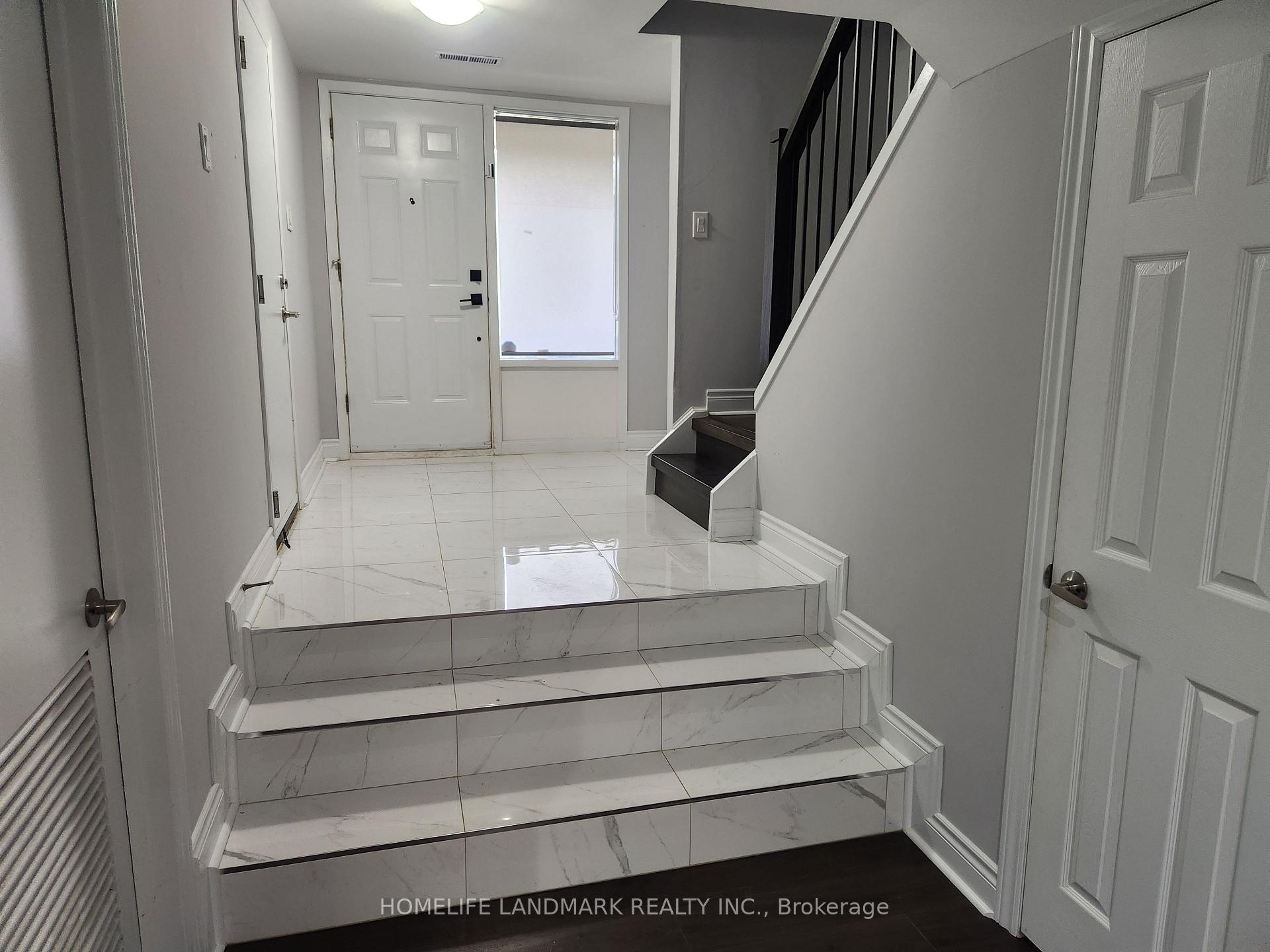 Photo 3 of 7 Poplar Crescent, Aurora, Aurora Highlands — HOMEH