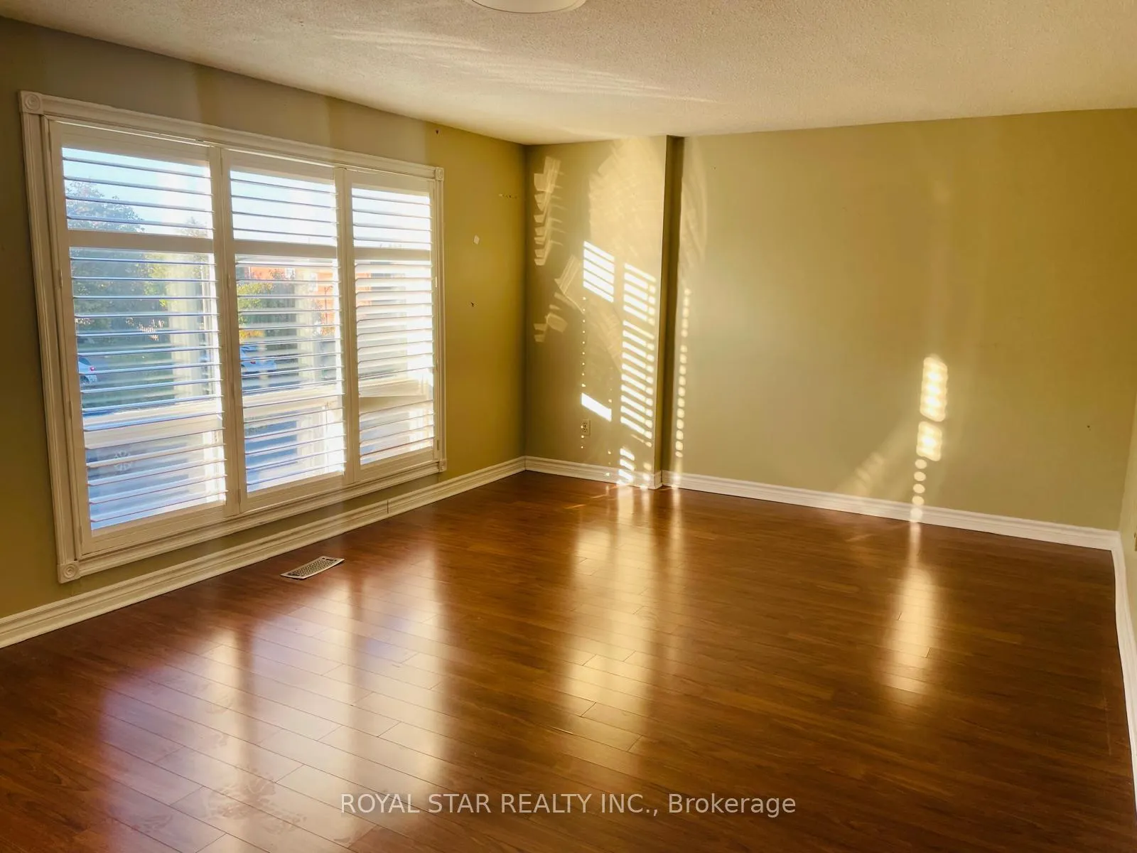 Photo 9 of 118 Banting Crescent, Brampton, Fletcher's West — HOMEH