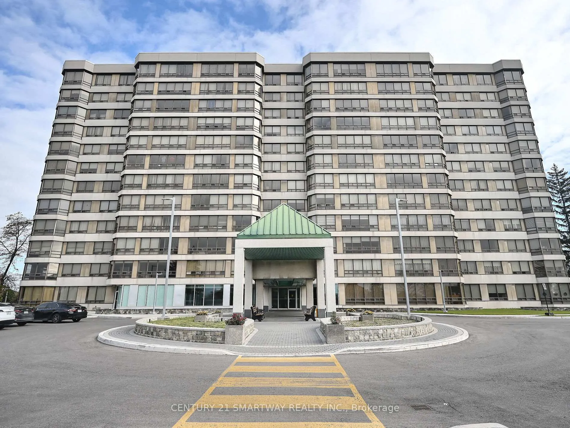 Front of Unit 512, 320 Mill Street S