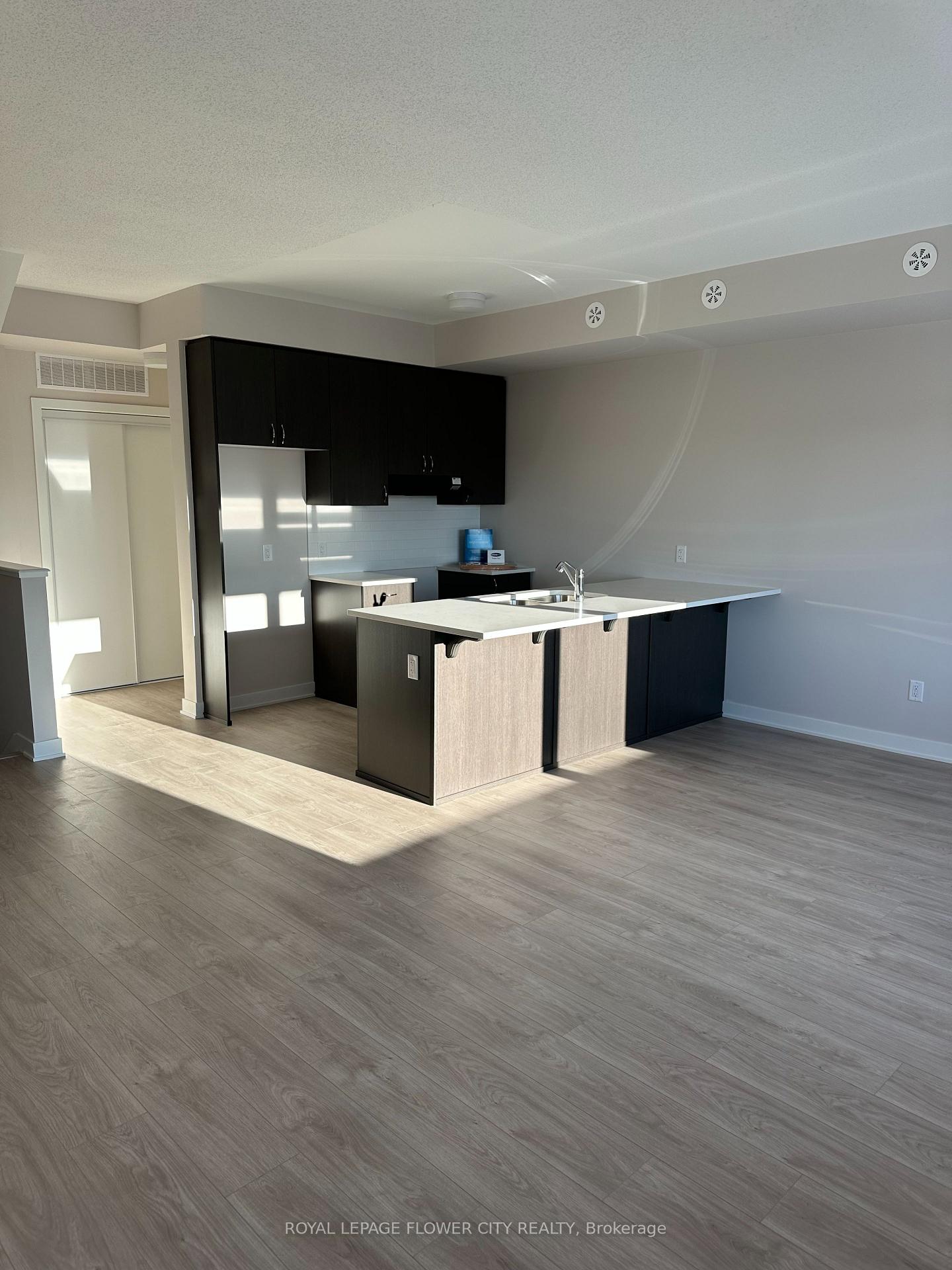 Photo 1 of 604 Mishi Private, Ottawa, CFB Rockcliffe and Area — HOMEH