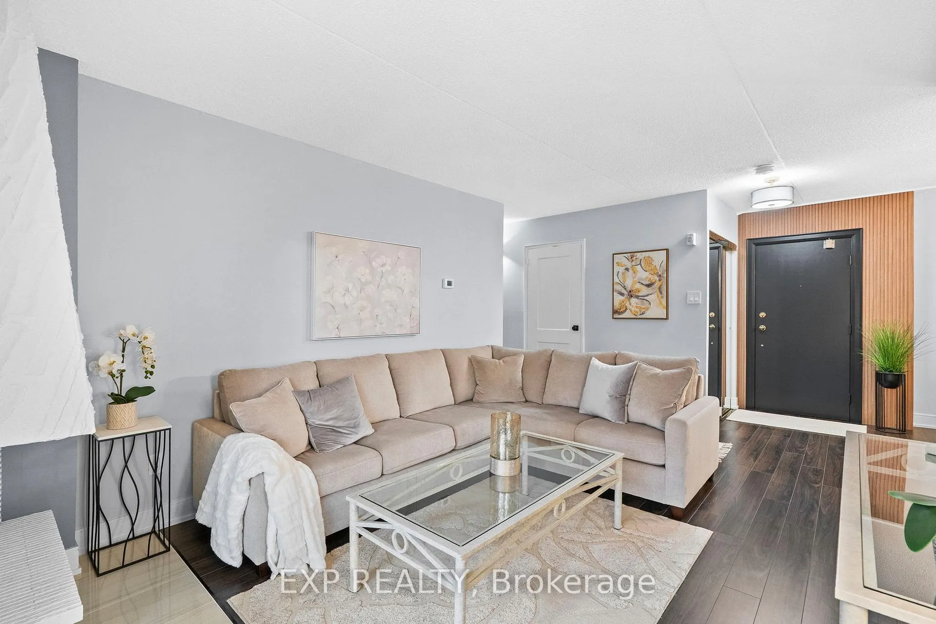 Photo 4 of Unit 203, 15390 Yonge Street, Aurora, Aurora Heights — HOMEH