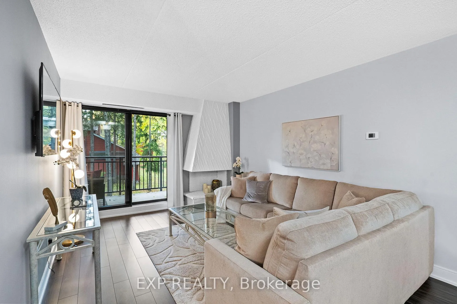 Photo 6 of Unit 203, 15390 Yonge Street, Aurora, Aurora Heights — HOMEH