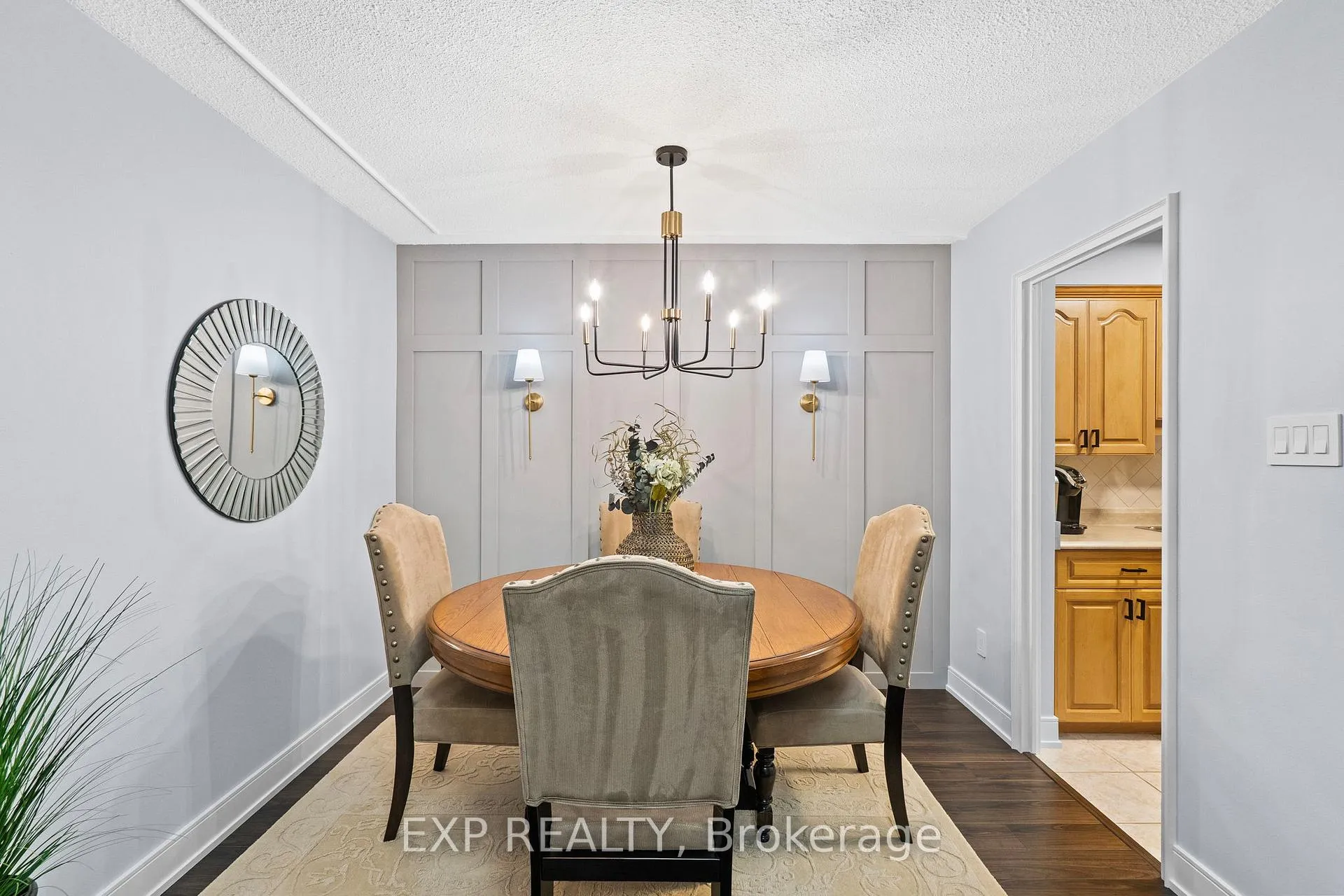Photo 7 of Unit 203, 15390 Yonge Street, Aurora, Aurora Heights — HOMEH
