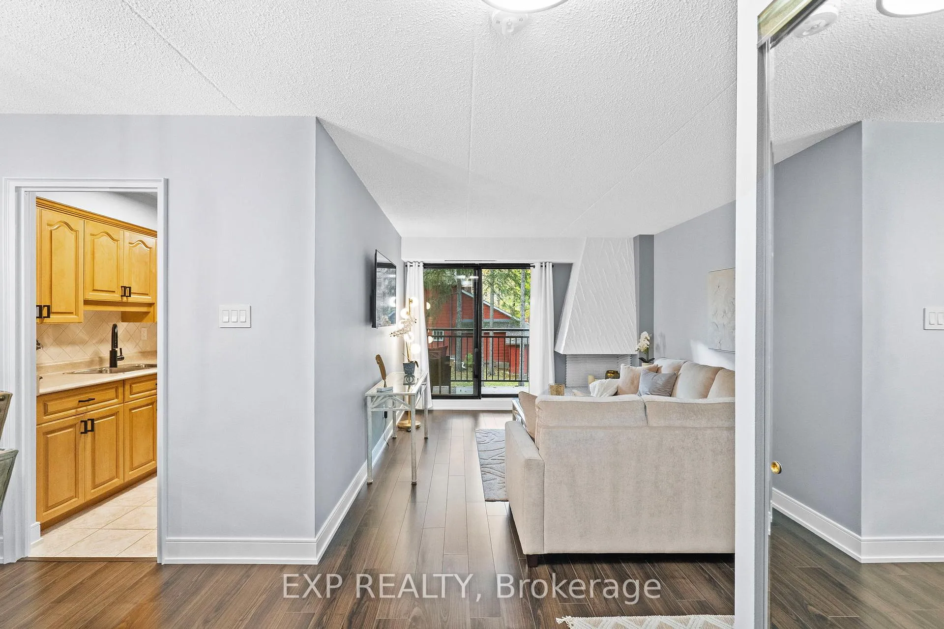 Photo 8 of Unit 203, 15390 Yonge Street, Aurora, Aurora Heights — HOMEH
