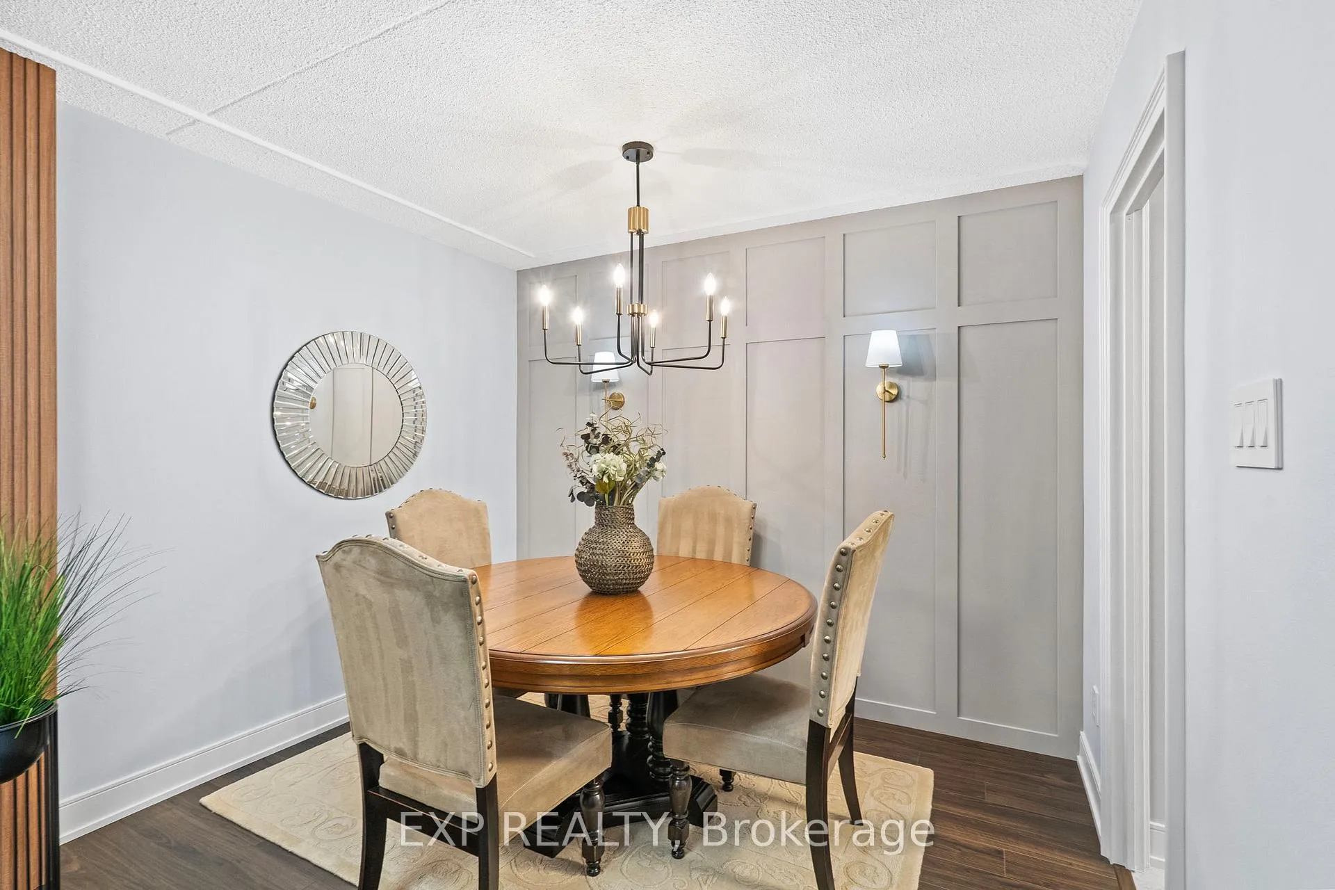 Photo 9 of Unit 203, 15390 Yonge Street, Aurora, Aurora Heights — HOMEH