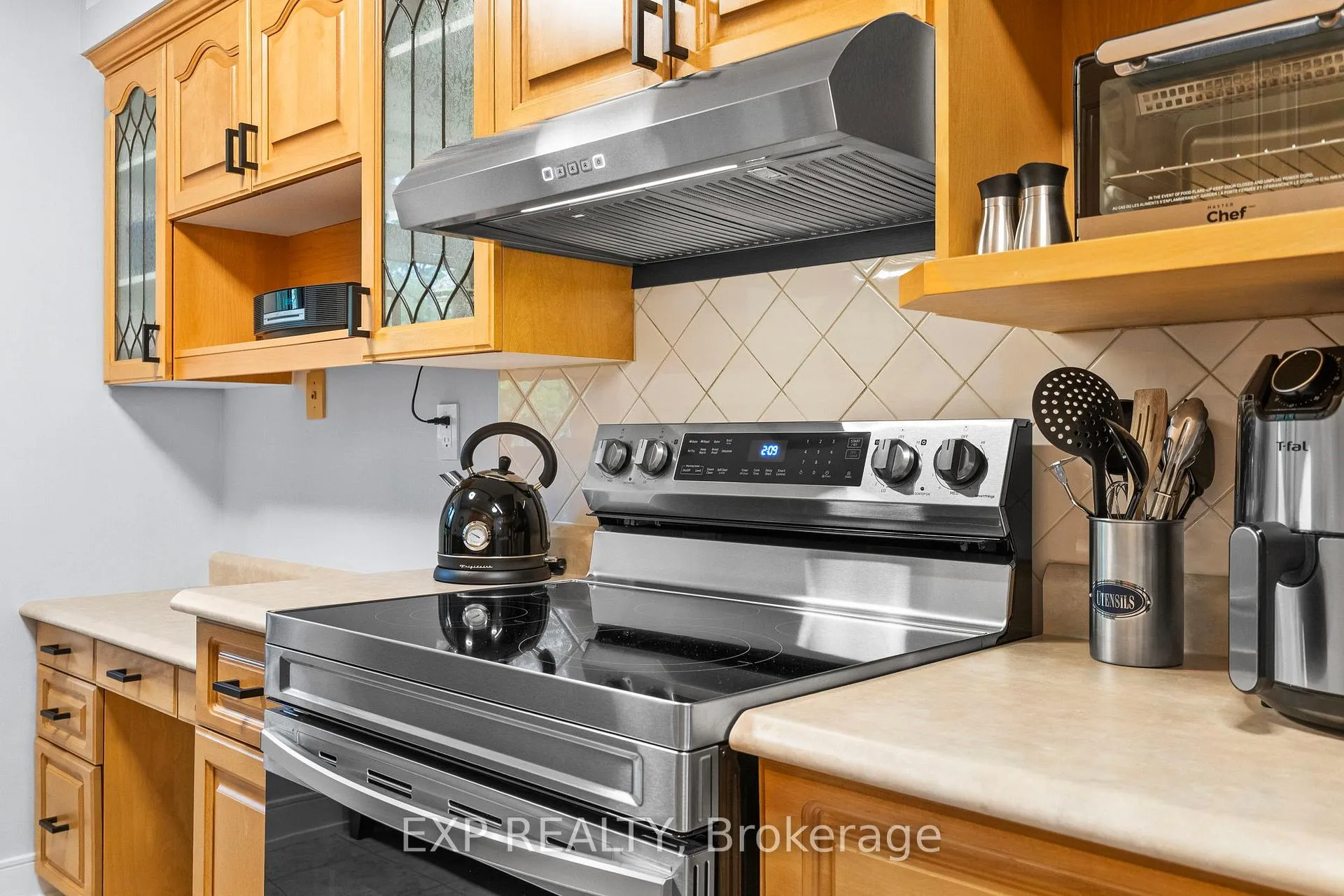 Photo 10 of Unit 203, 15390 Yonge Street, Aurora, Aurora Heights — HOMEH